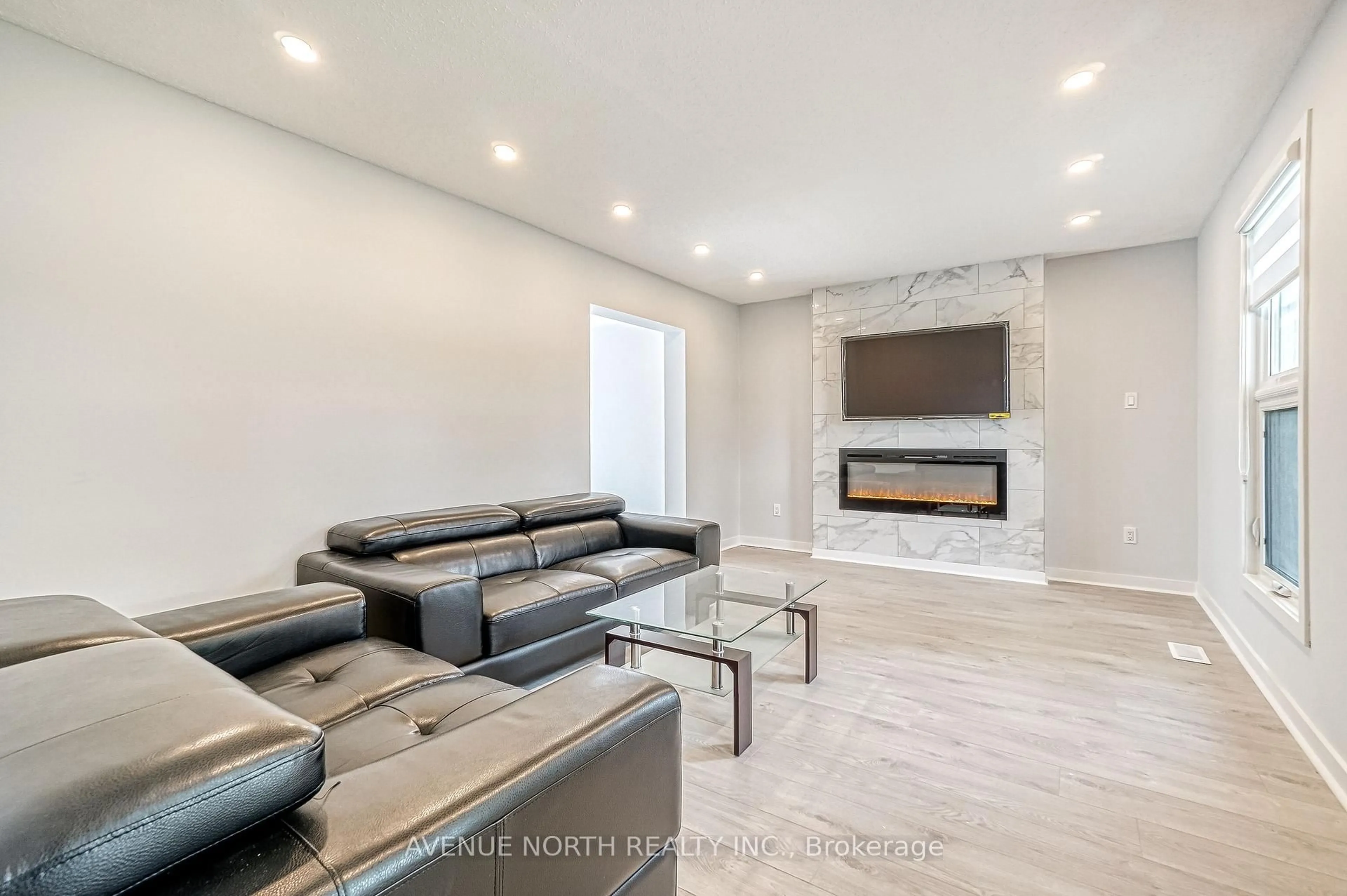 Living room with furniture, unknown for 946 WALKLEY Rd, Ottawa Ontario K1V 6R3