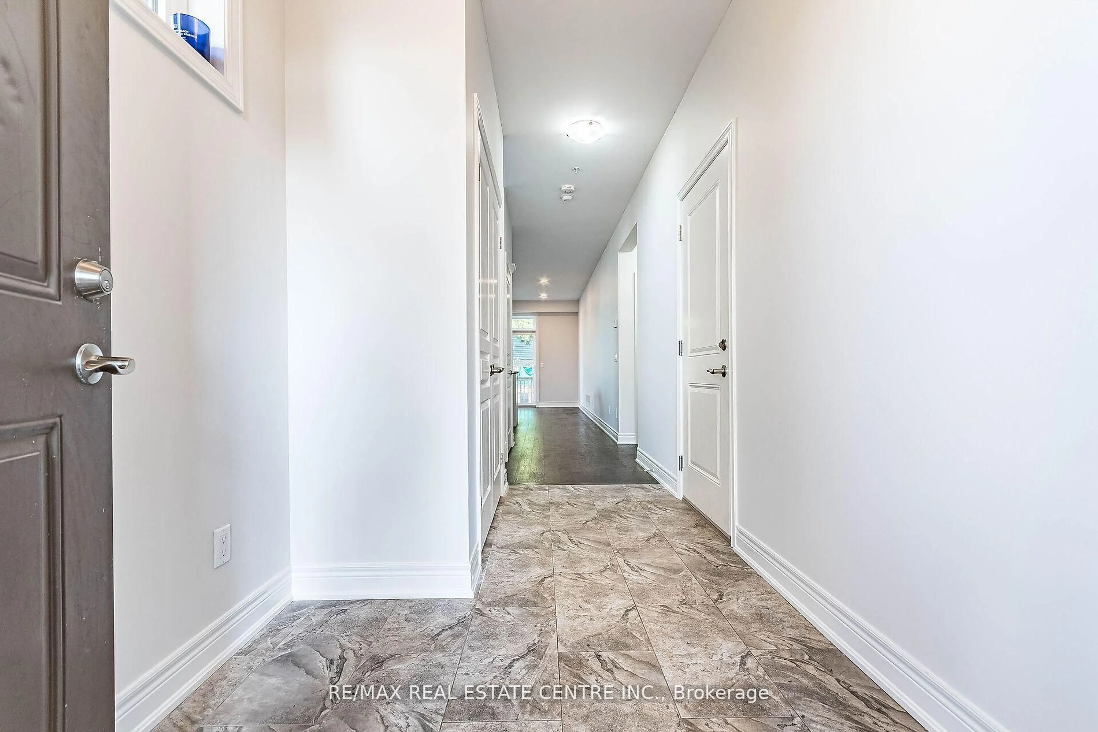 Indoor entryway for 103 Manhattan Crt, St. Catharines Ontario L2R 0B8