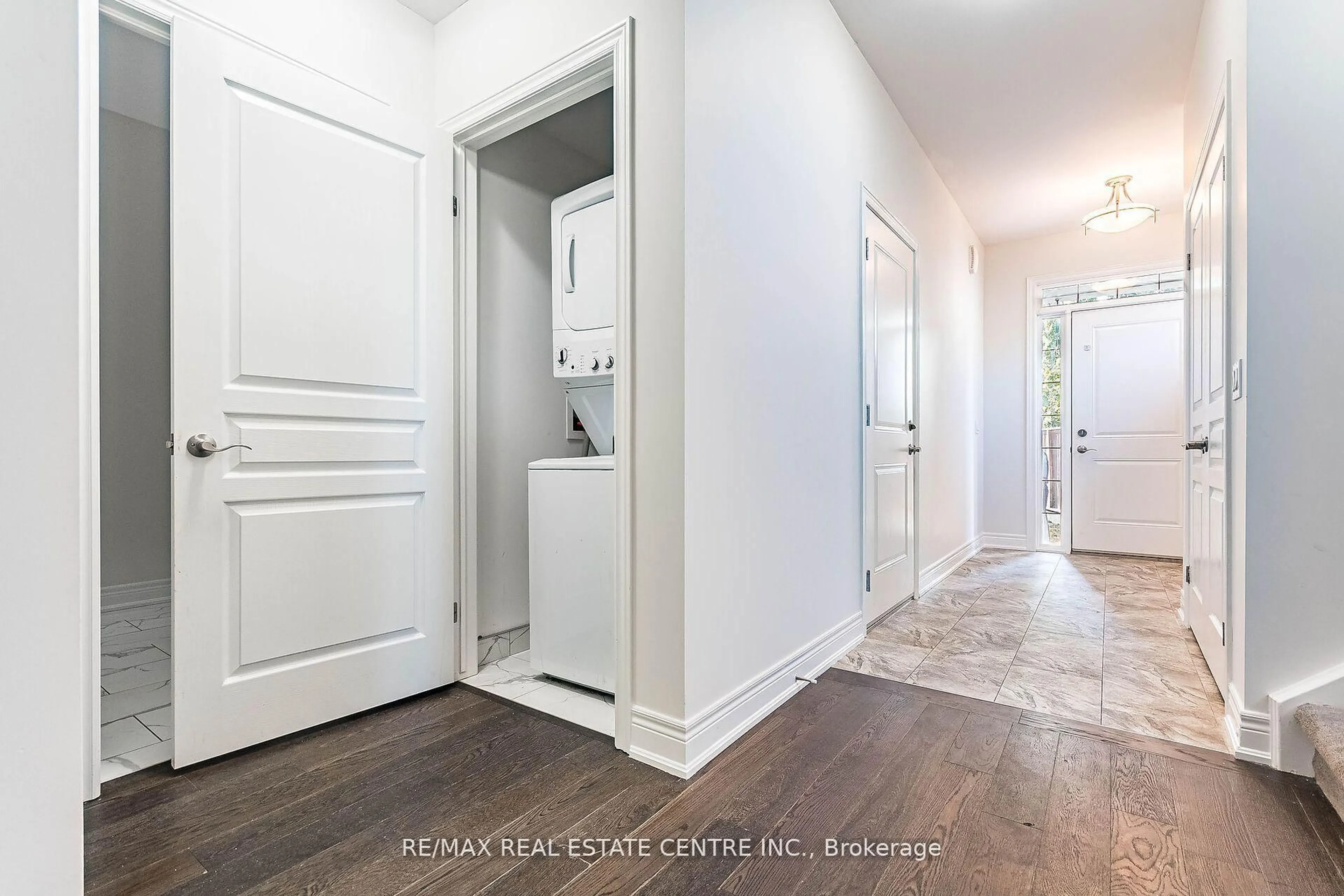 Indoor entryway for 103 Manhattan Crt, St. Catharines Ontario L2R 0B8