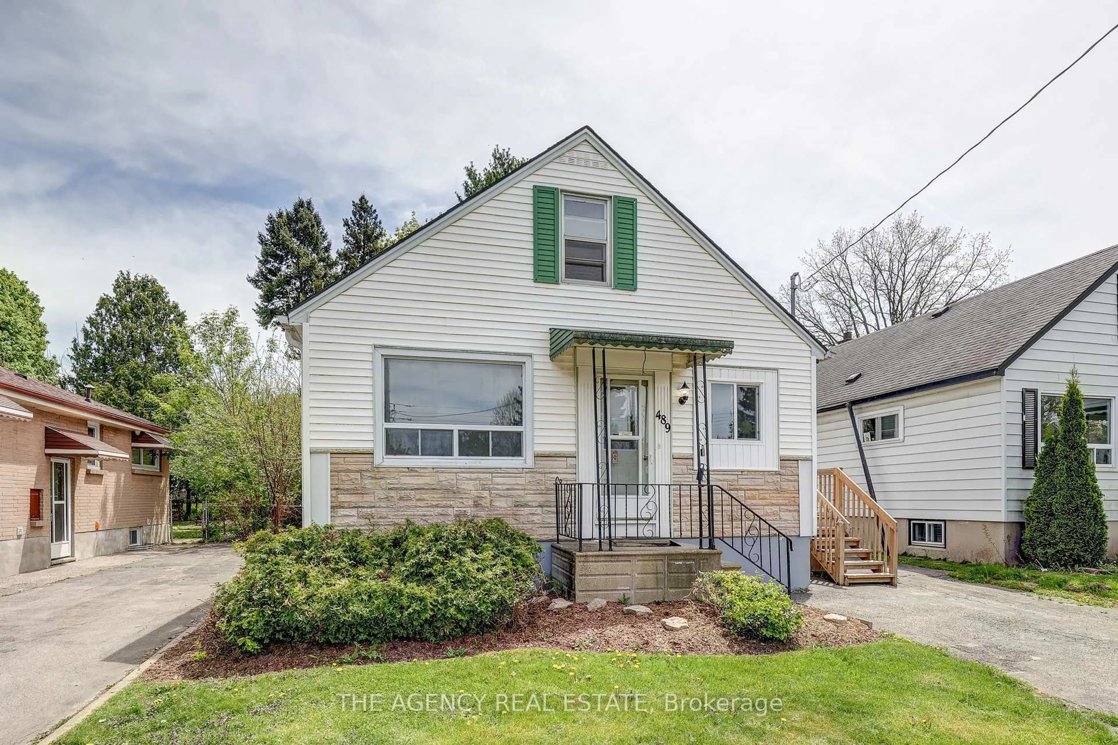 Home with vinyl exterior material, street for 489 Salisbury St, London East Ontario N5Y 3B4