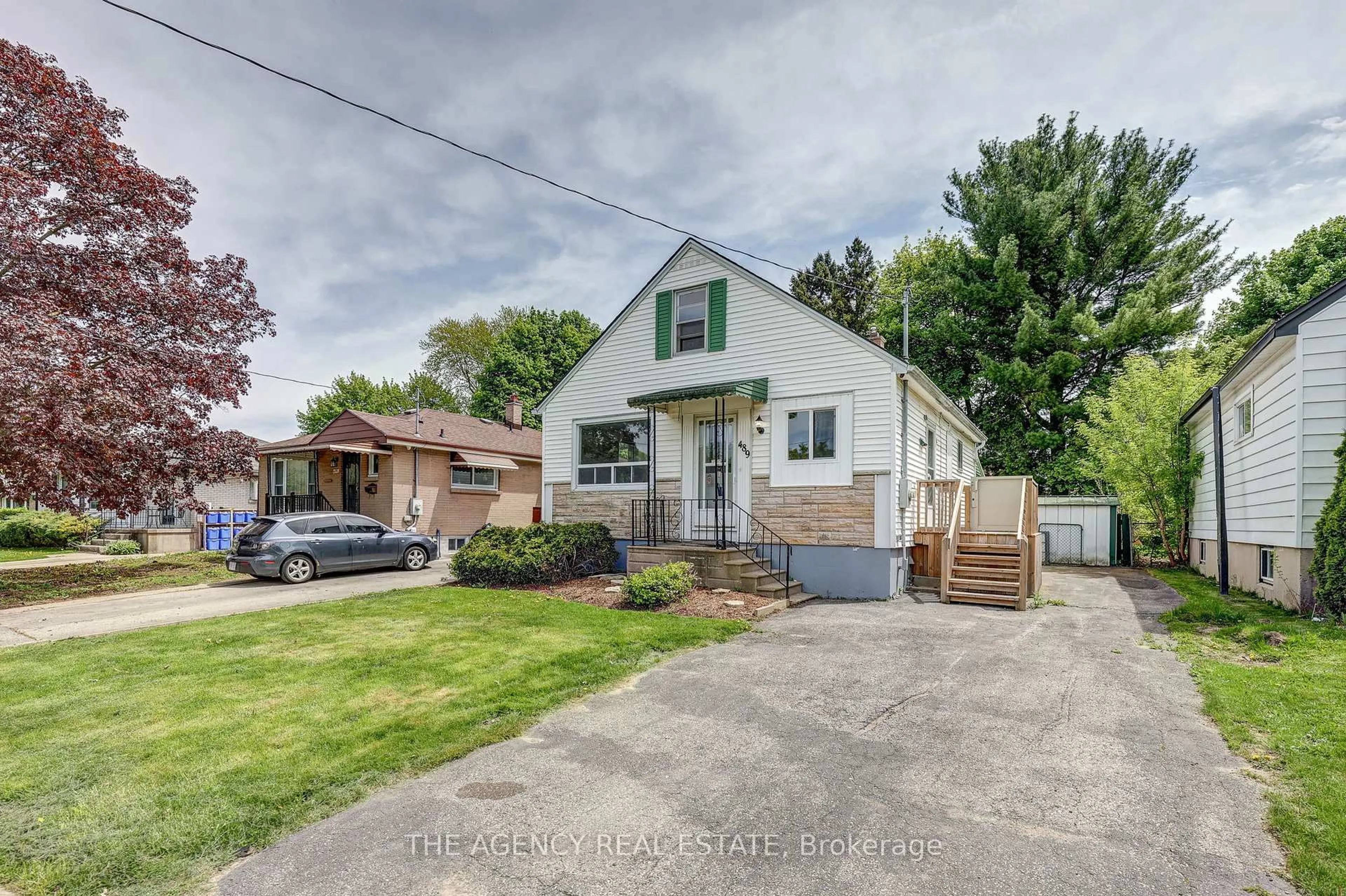 A pic from outside/outdoor area/front of a property/back of a property/a pic from drone, street for 489 Salisbury St, London East Ontario N5Y 3B4