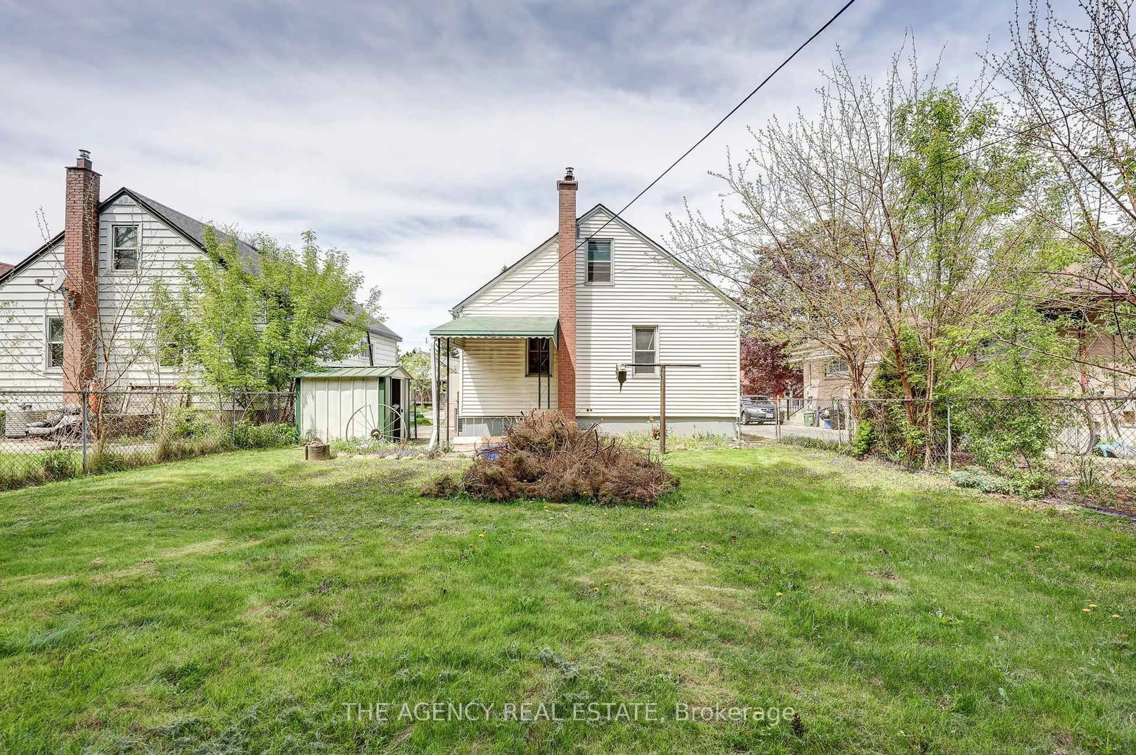 A pic from outside/outdoor area/front of a property/back of a property/a pic from drone, street for 489 Salisbury St, London East Ontario N5Y 3B4