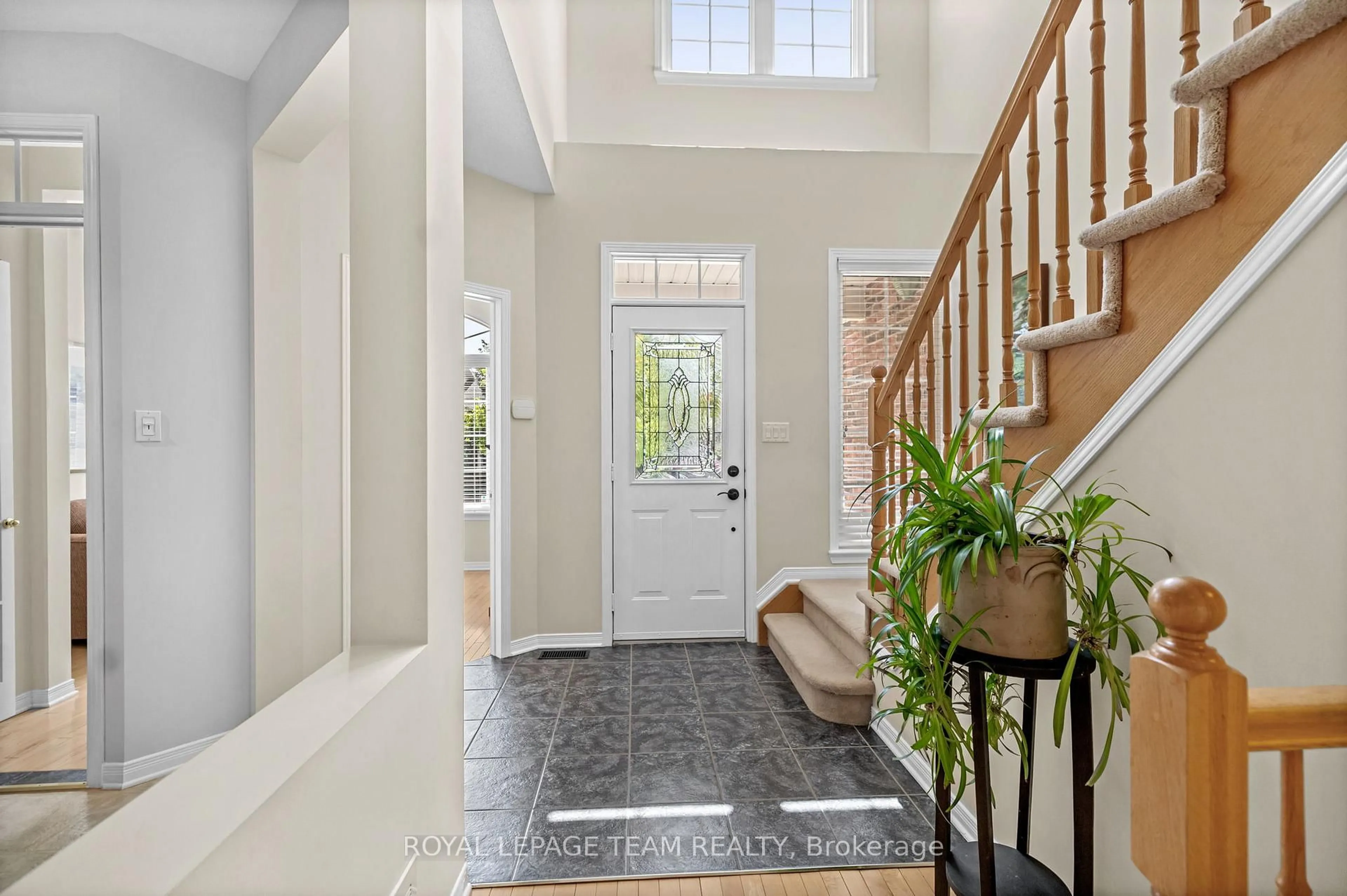 Indoor entryway for 25 Morenz Terr, Ottawa Ontario K2K 3H1