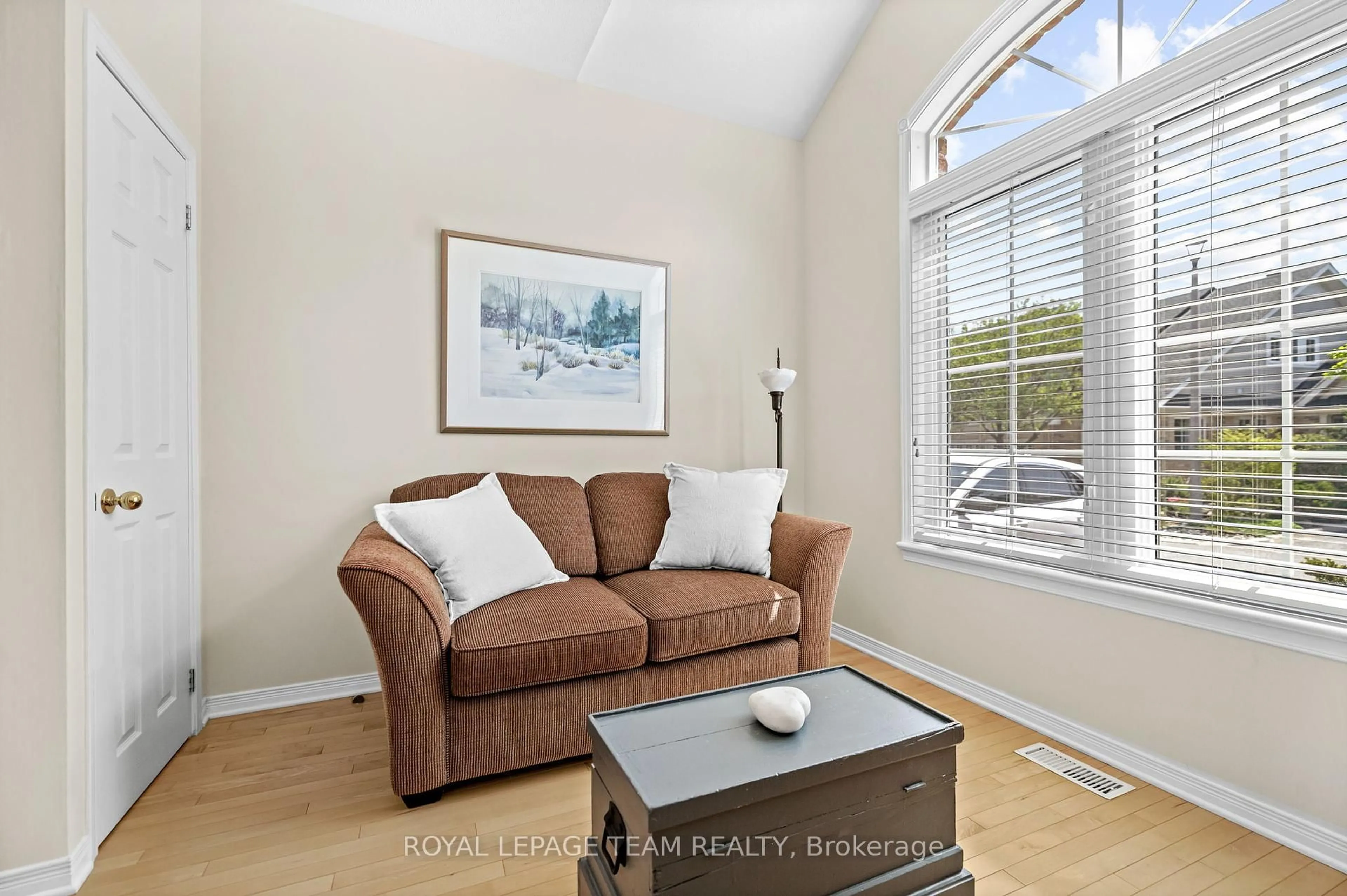 Living room with furniture, wood/laminate floor for 25 Morenz Terr, Ottawa Ontario K2K 3H1