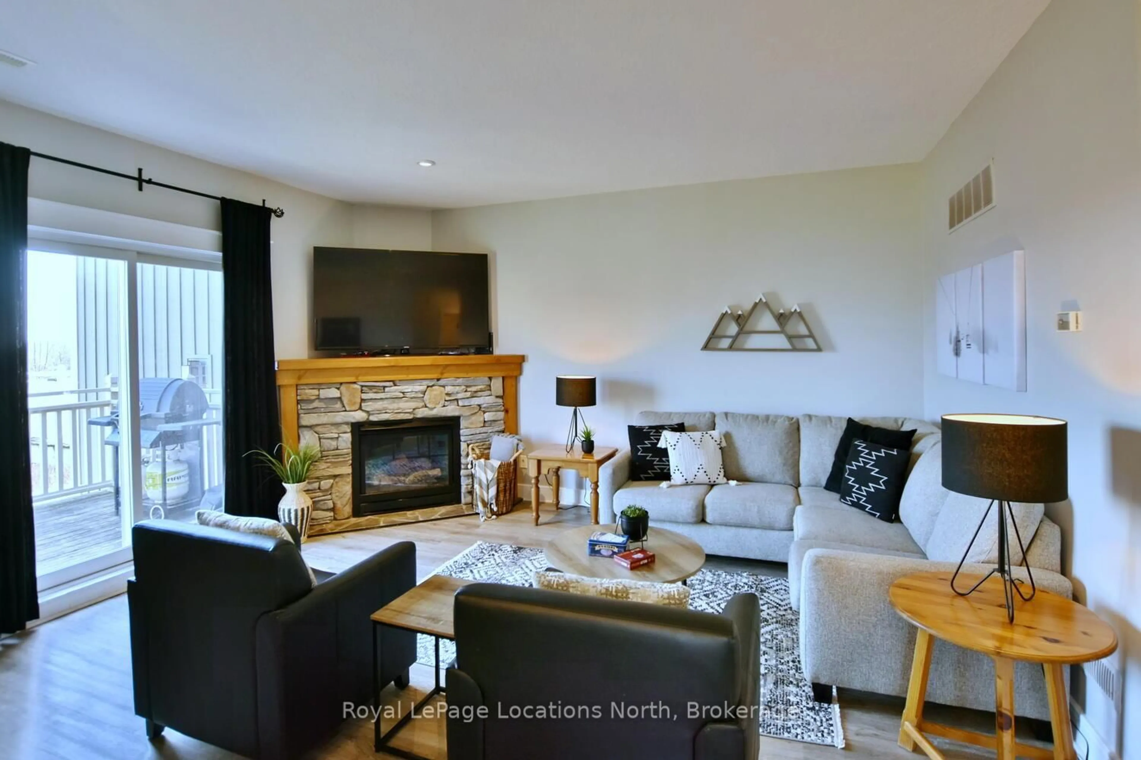 Living room with furniture, wood/laminate floor for 170 Snowbridge Way #223, Blue Mountains Ontario L9Y 0V2