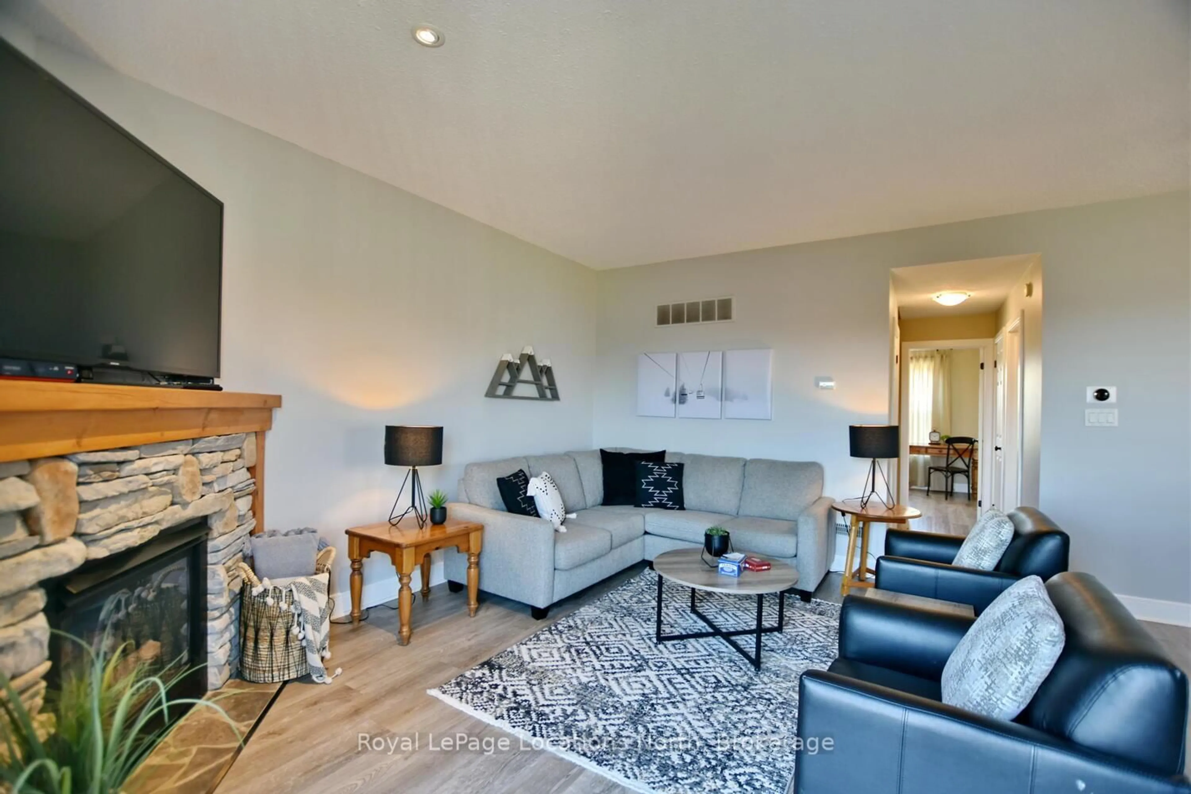 Living room with furniture, unknown for 170 Snowbridge Way #223, Blue Mountains Ontario L9Y 0V2