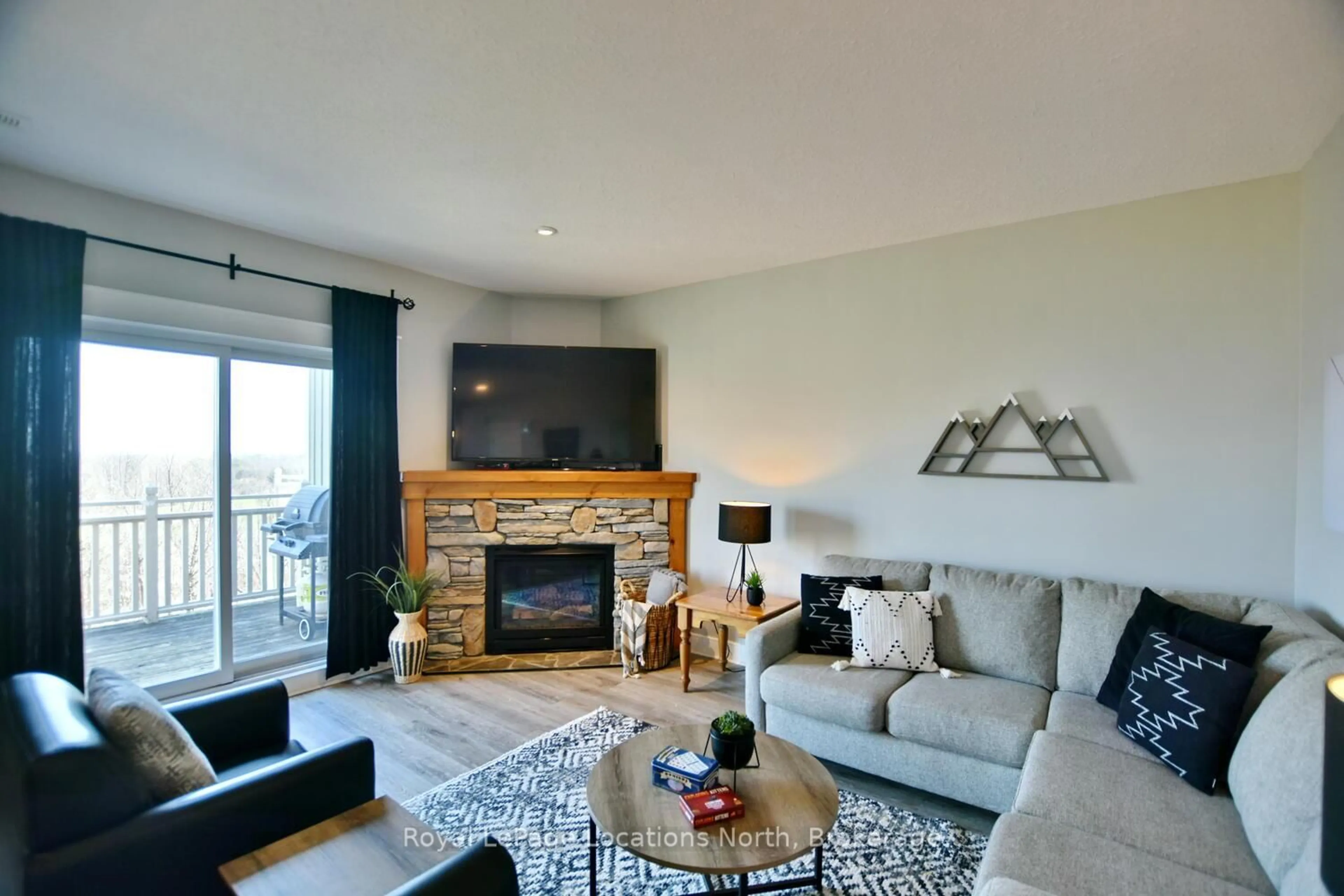 Living room with furniture, wood/laminate floor for 170 Snowbridge Way #223, Blue Mountains Ontario L9Y 0V2