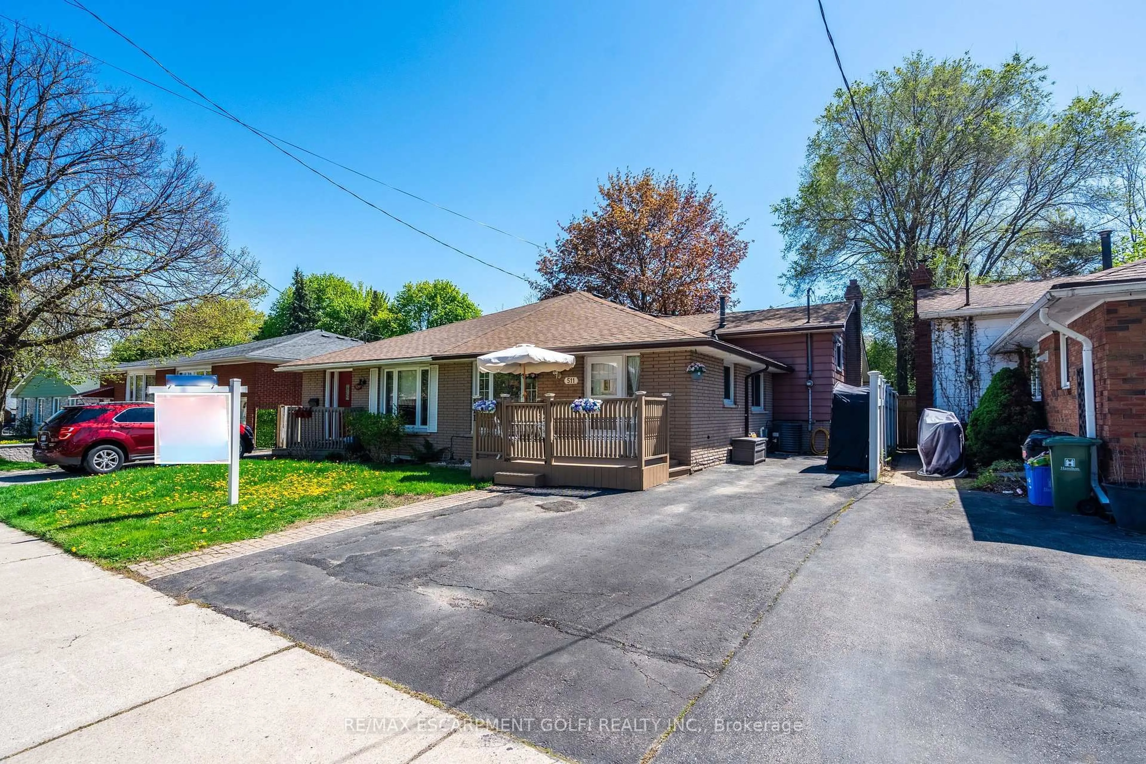 A pic from outside/outdoor area/front of a property/back of a property/a pic from drone, street for 511 Stone Church Rd, Hamilton Ontario L9B 1A5