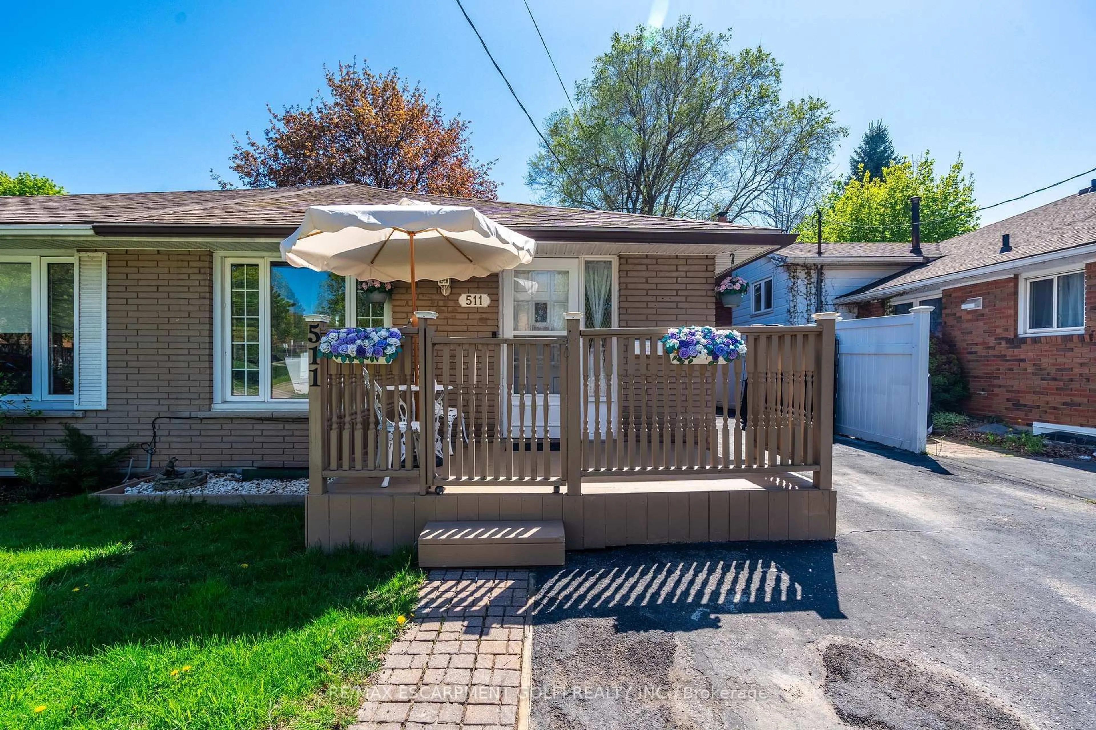 Patio, street for 511 Stone Church Rd, Hamilton Ontario L9B 1A5