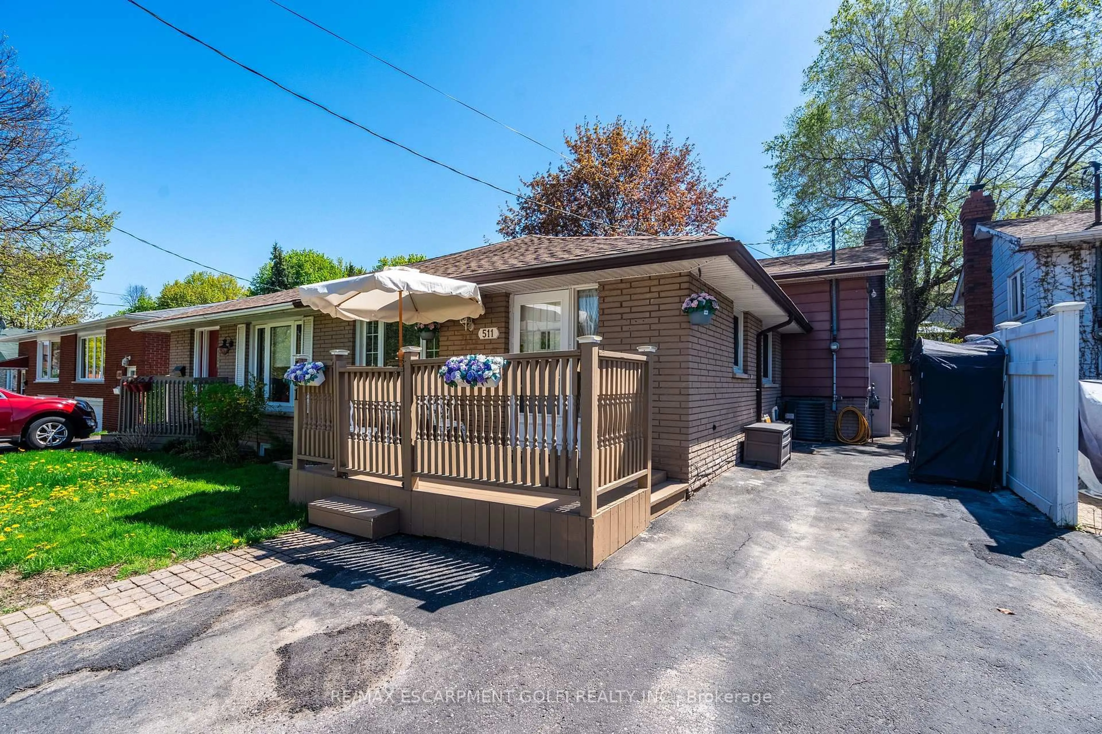 Patio, street for 511 Stone Church Rd, Hamilton Ontario L9B 1A5