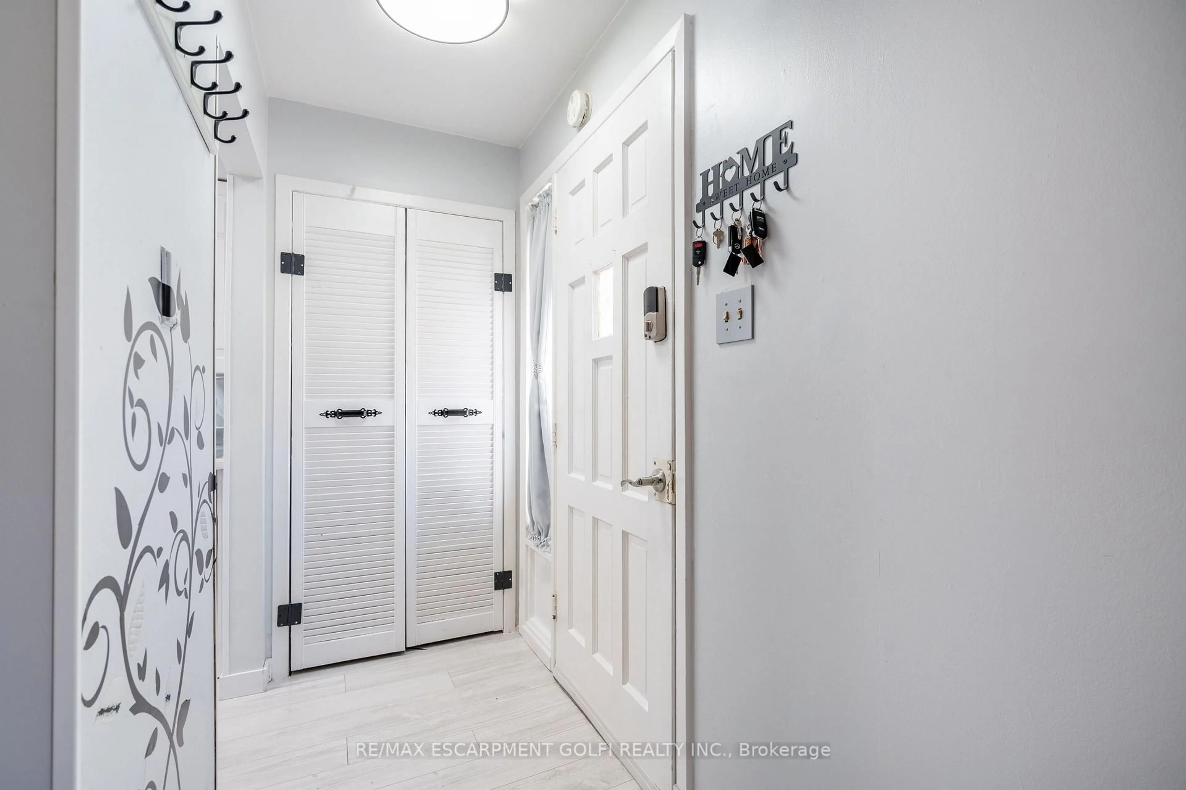 Indoor entryway for 511 Stone Church Rd, Hamilton Ontario L9B 1A5