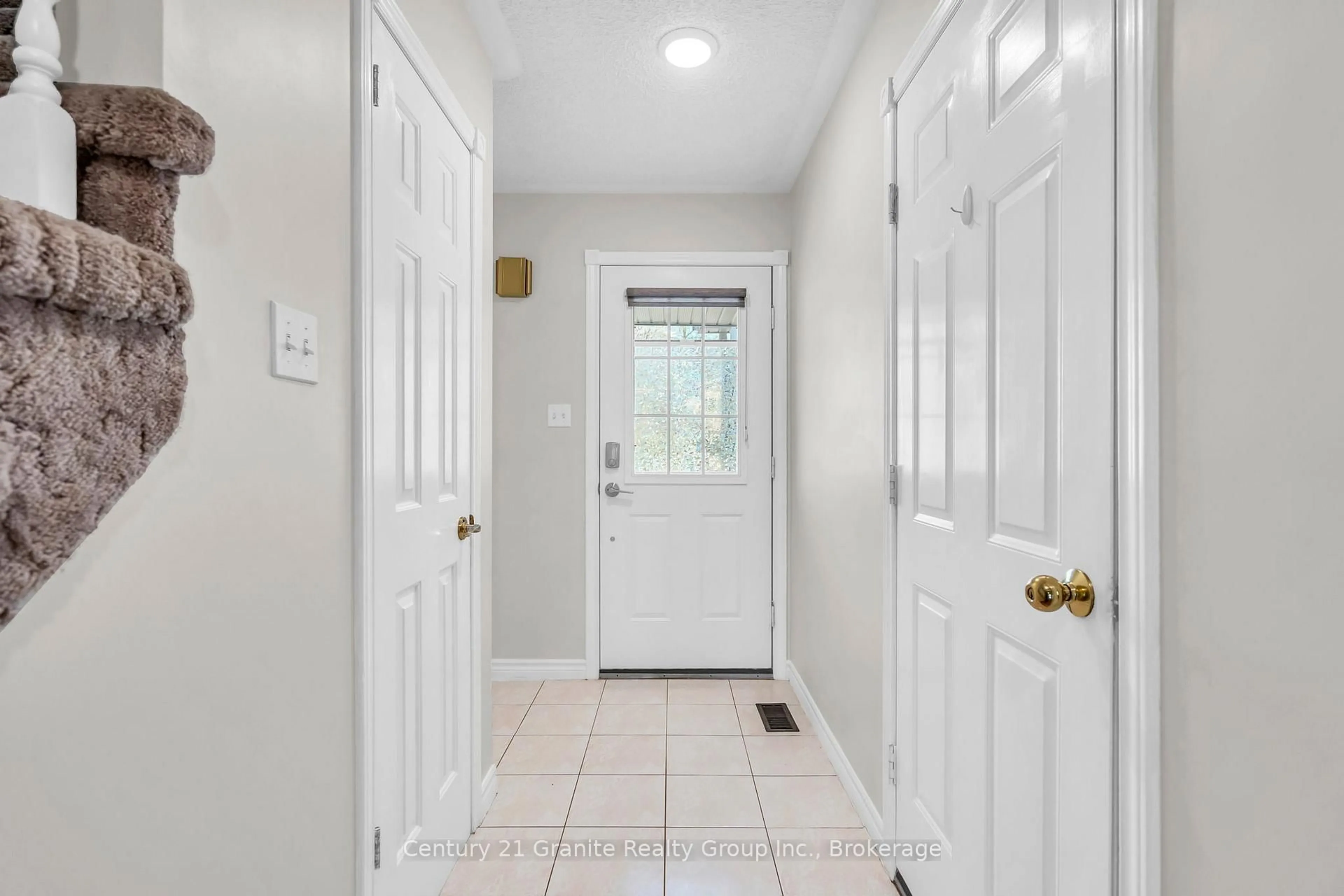 Indoor entryway for 365 John St, Gravenhurst Ontario P1P 1J1
