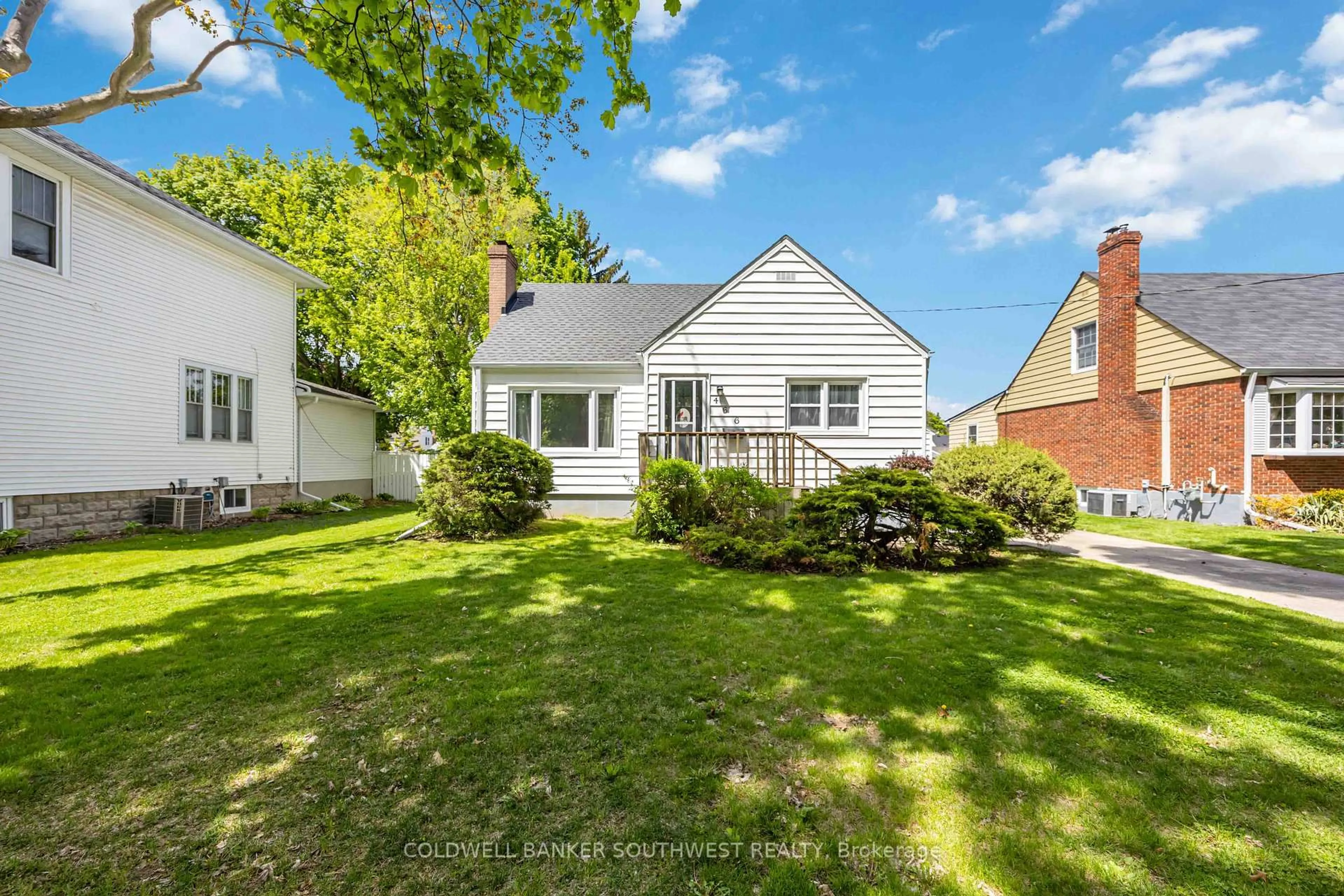 A pic from outside/outdoor area/front of a property/back of a property/a pic from drone, street for 466 Maxwell St, Sarnia Ontario N7T 5E5