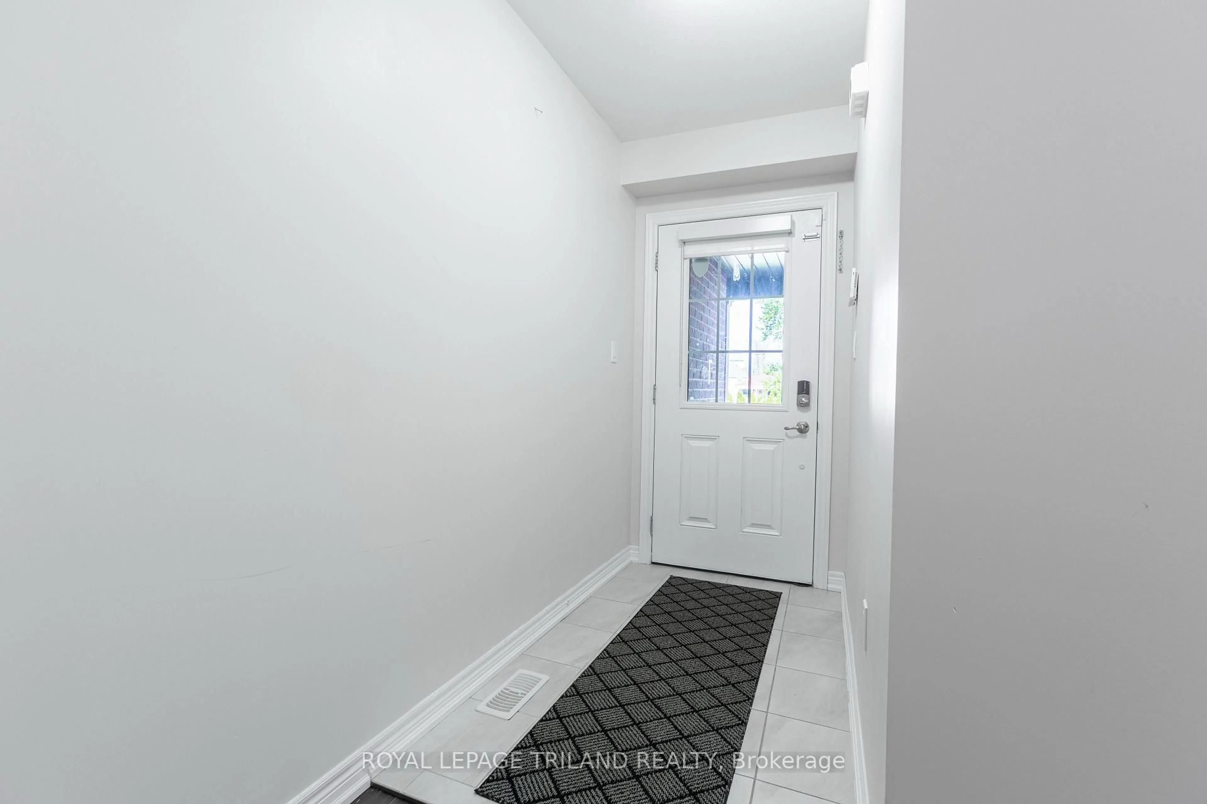 Indoor entryway for 7759 SHAW St, Niagara Falls Ontario L2G 0H1