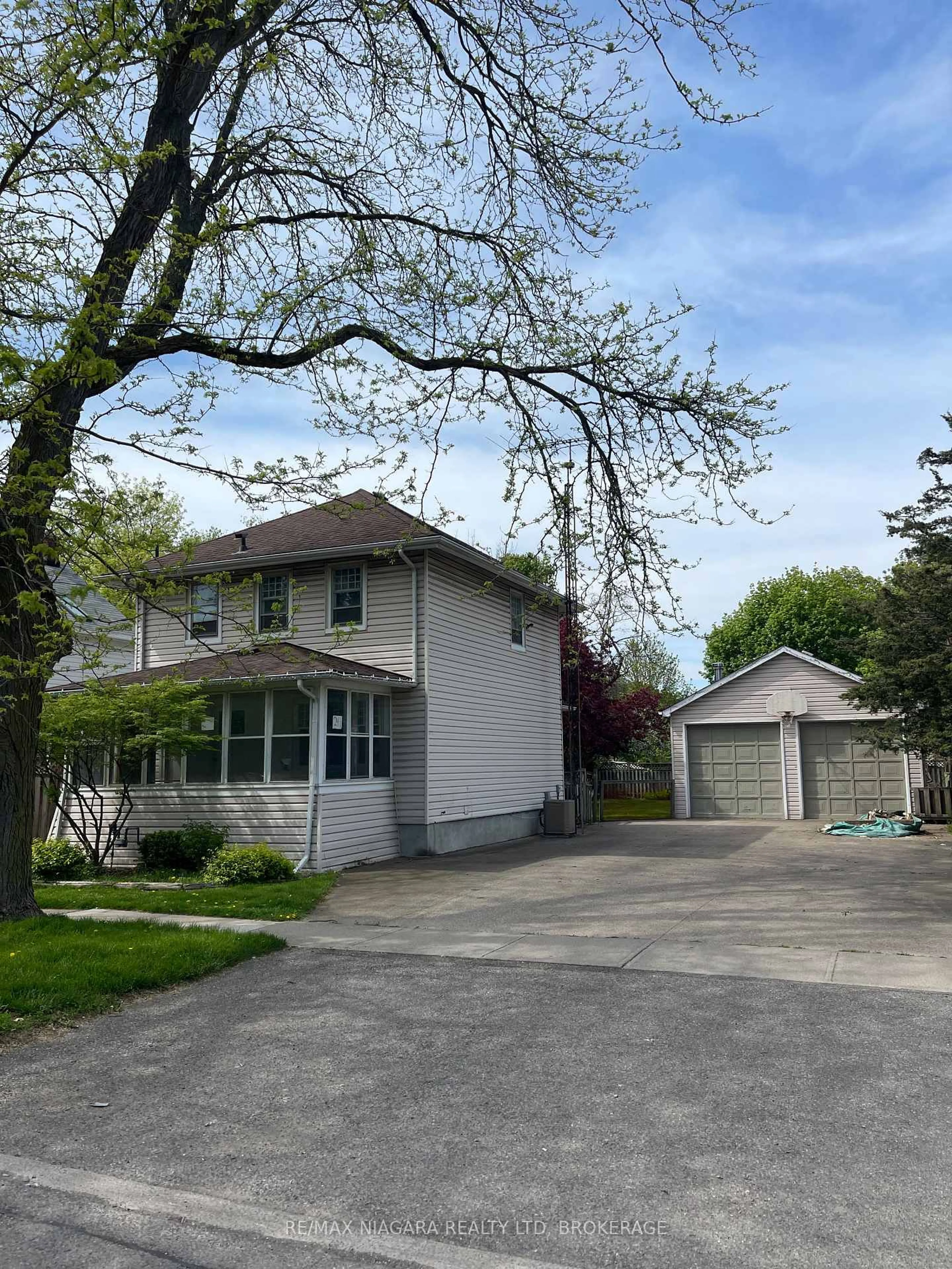 A pic from outside/outdoor area/front of a property/back of a property/a pic from drone, street for 249 Russell Ave, St. Catharines Ontario L2R 1X1