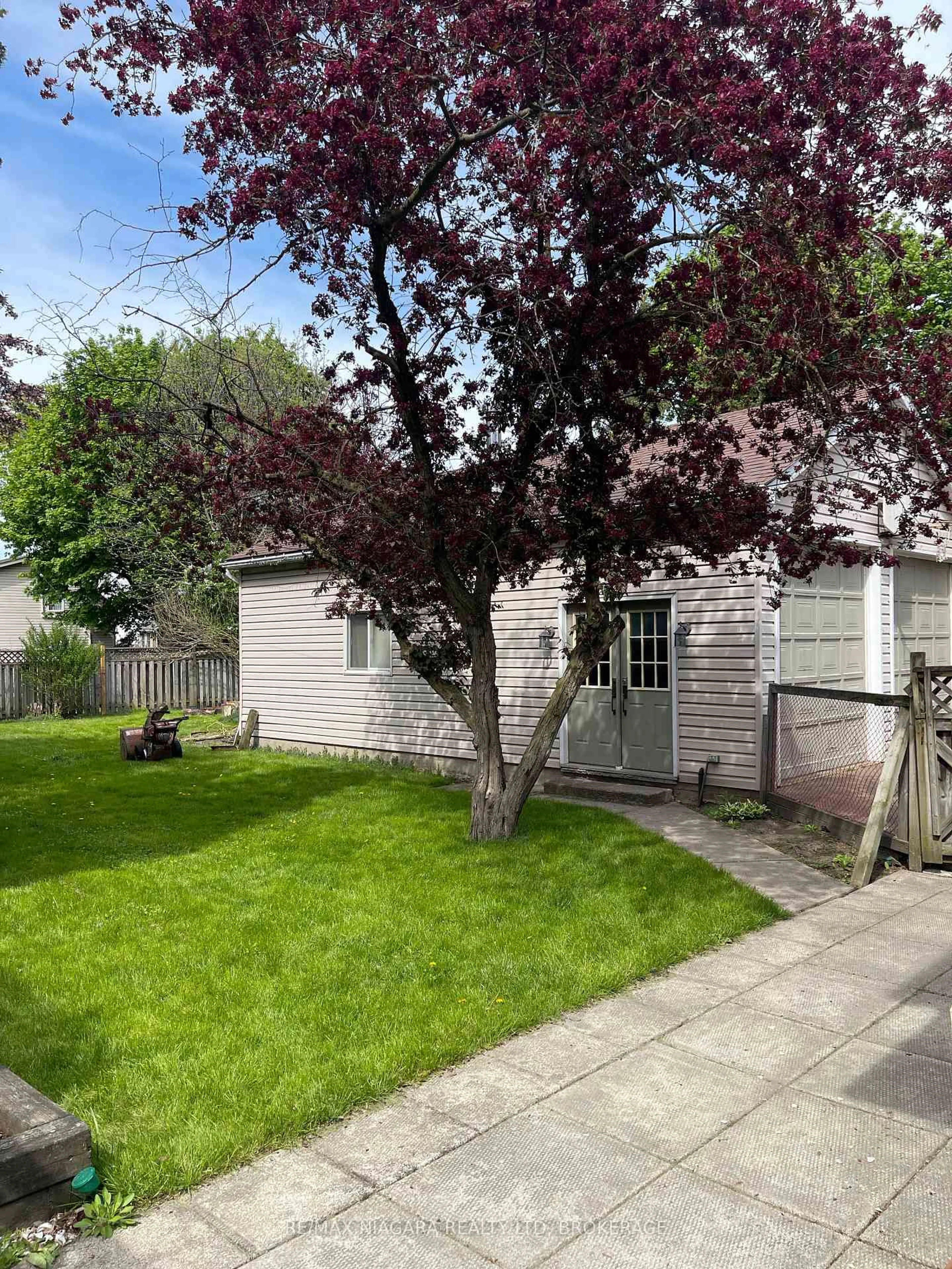 A pic from outside/outdoor area/front of a property/back of a property/a pic from drone, street for 249 Russell Ave, St. Catharines Ontario L2R 1X1