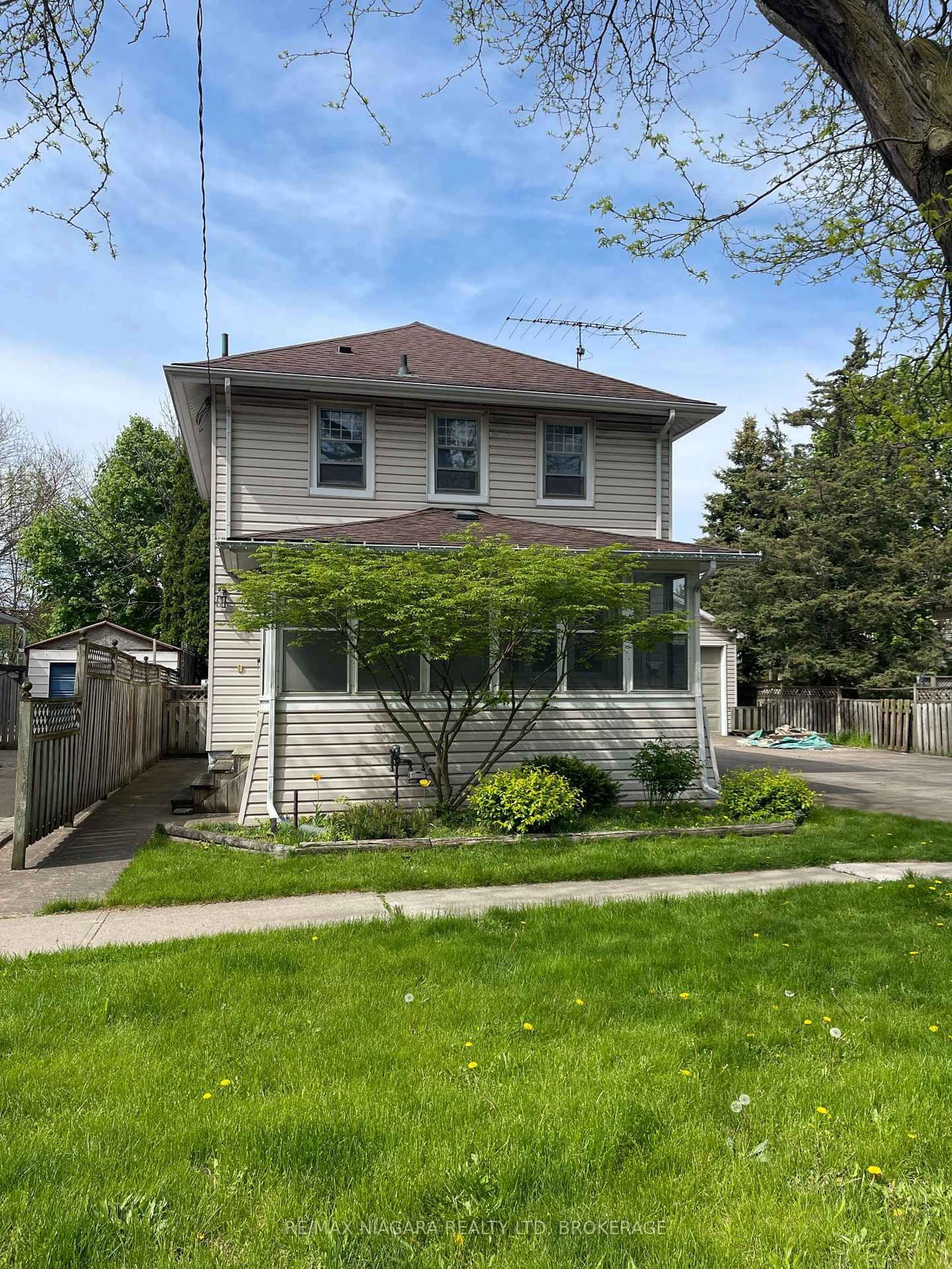 Home with vinyl exterior material, street for 249 Russell Ave, St. Catharines Ontario L2R 1X1