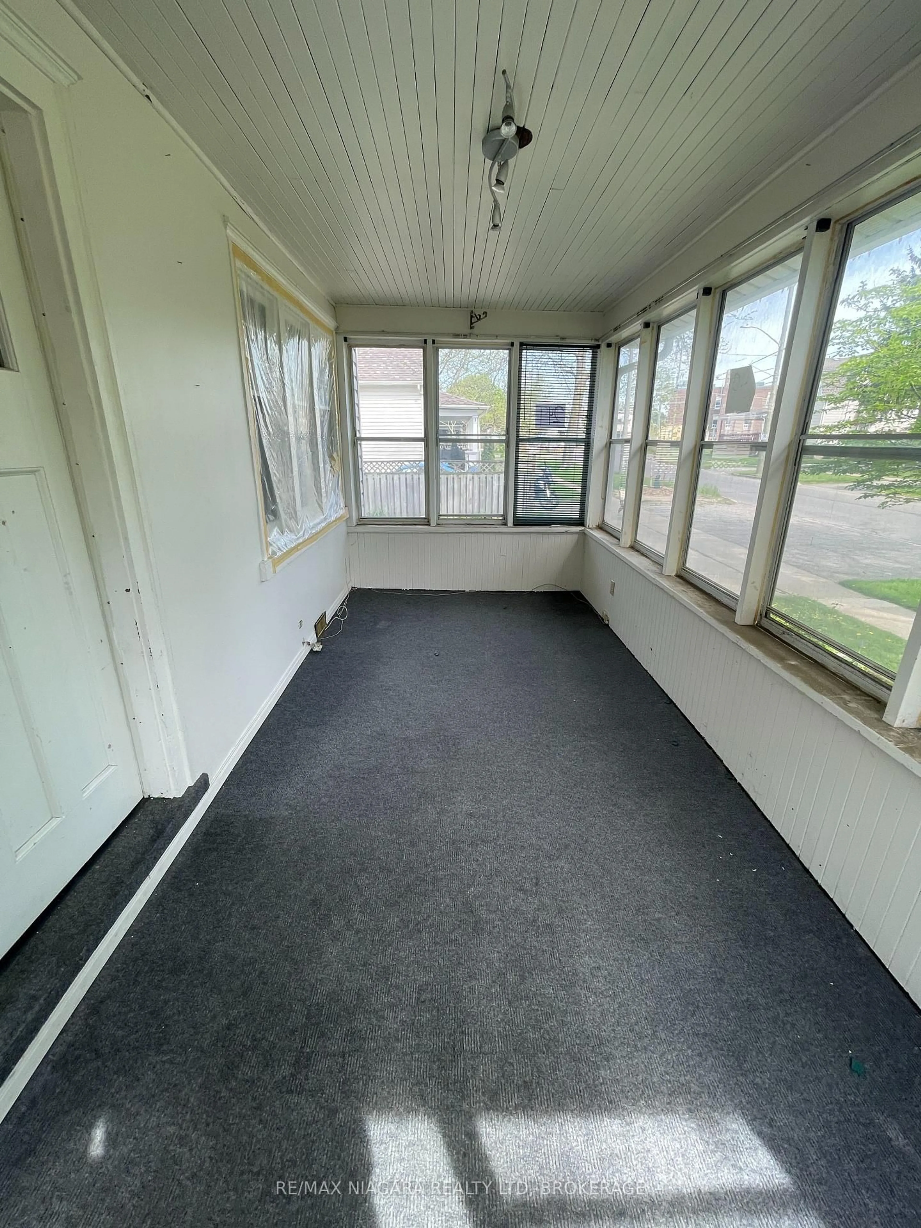 A pic of a room for 249 Russell Ave, St. Catharines Ontario L2R 1X1
