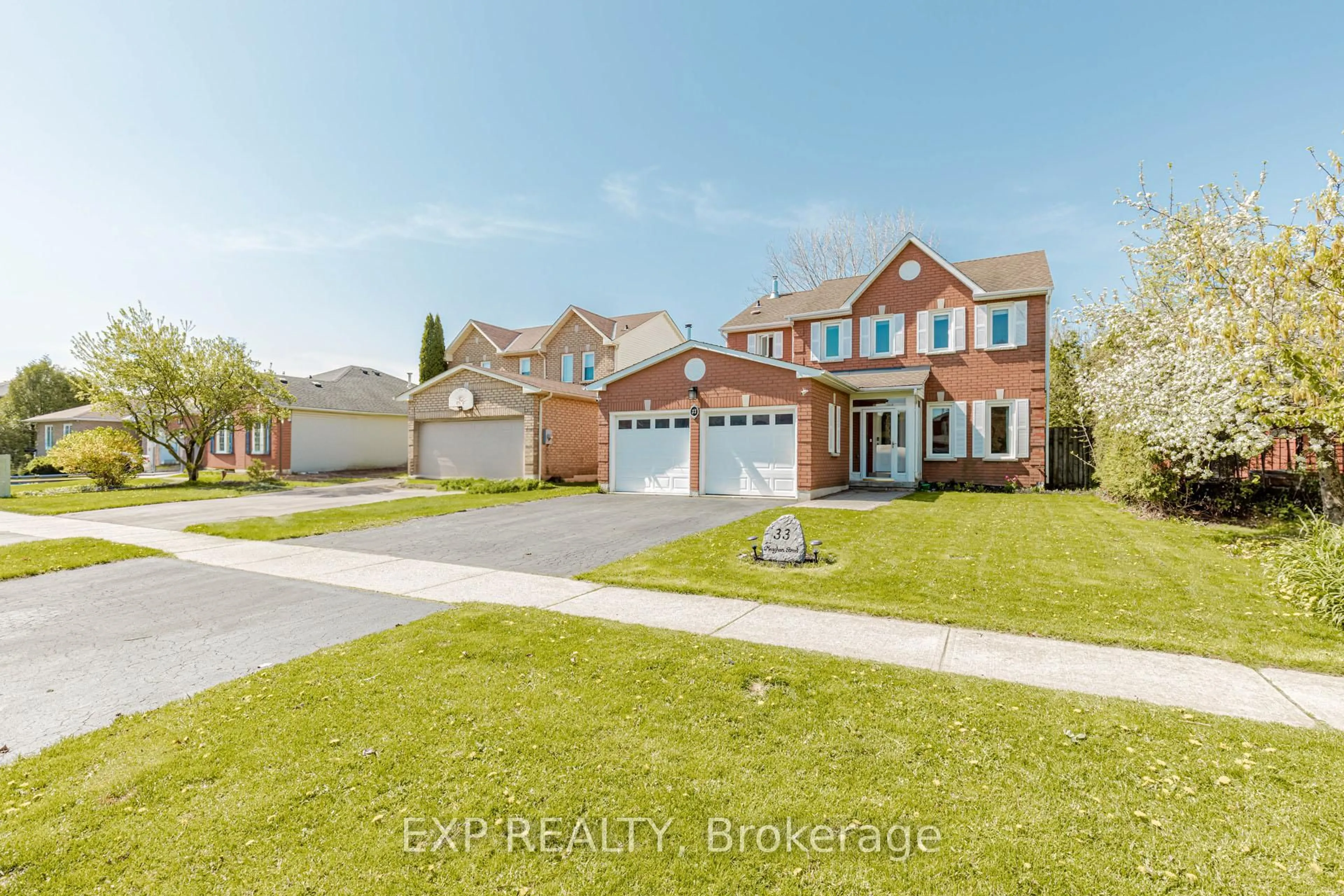 A pic from outside/outdoor area/front of a property/back of a property/a pic from drone, street for 33 Meaghan St, Hamilton Ontario L8B 0H5