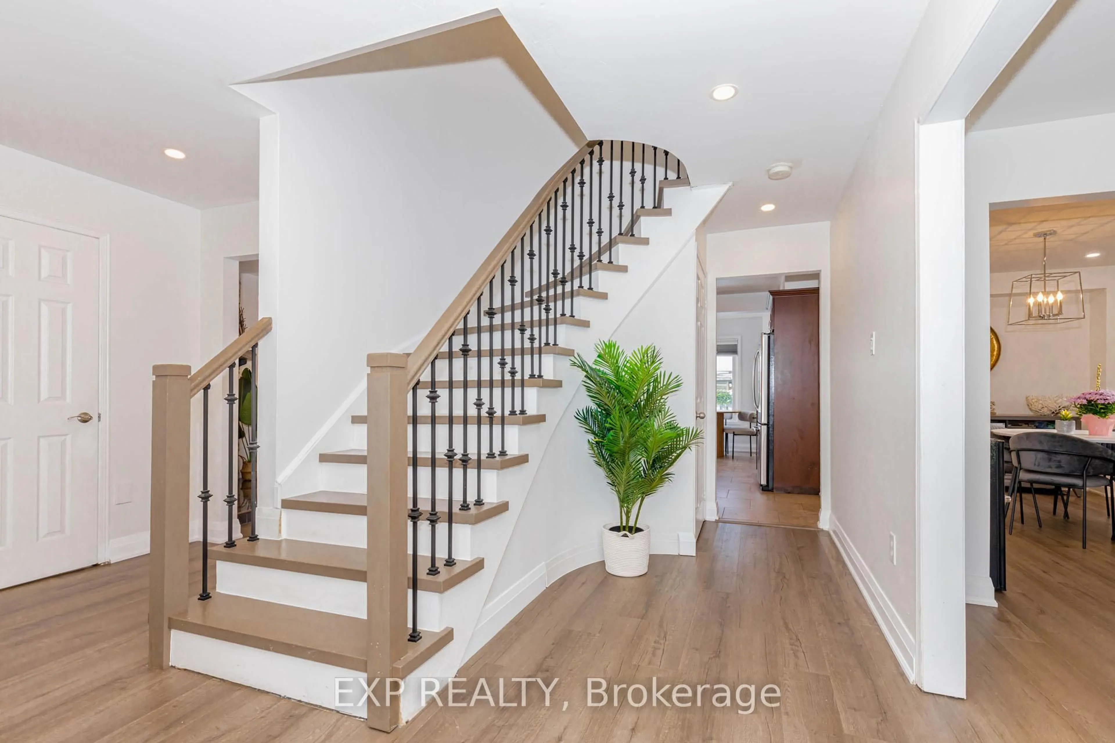 Indoor entryway for 33 Meaghan St, Hamilton Ontario L8B 0H5