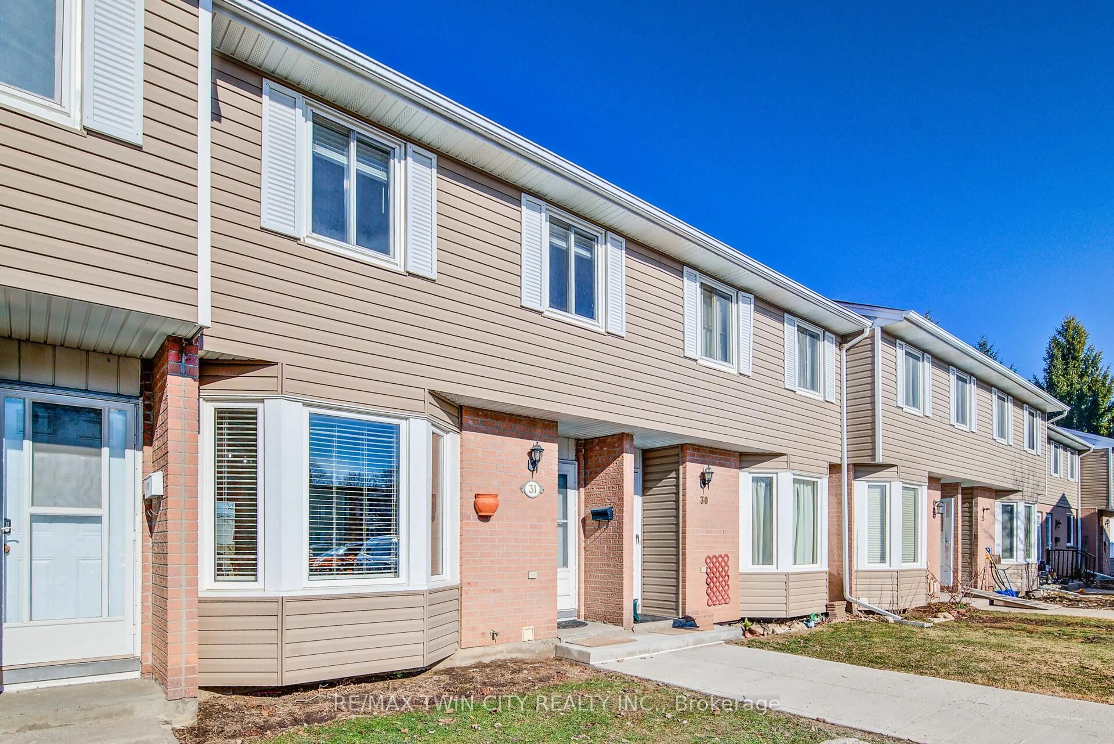 Home with vinyl exterior material, street for 10 Mill Creek Rd #31, Cambridge Ontario N1R 1J6