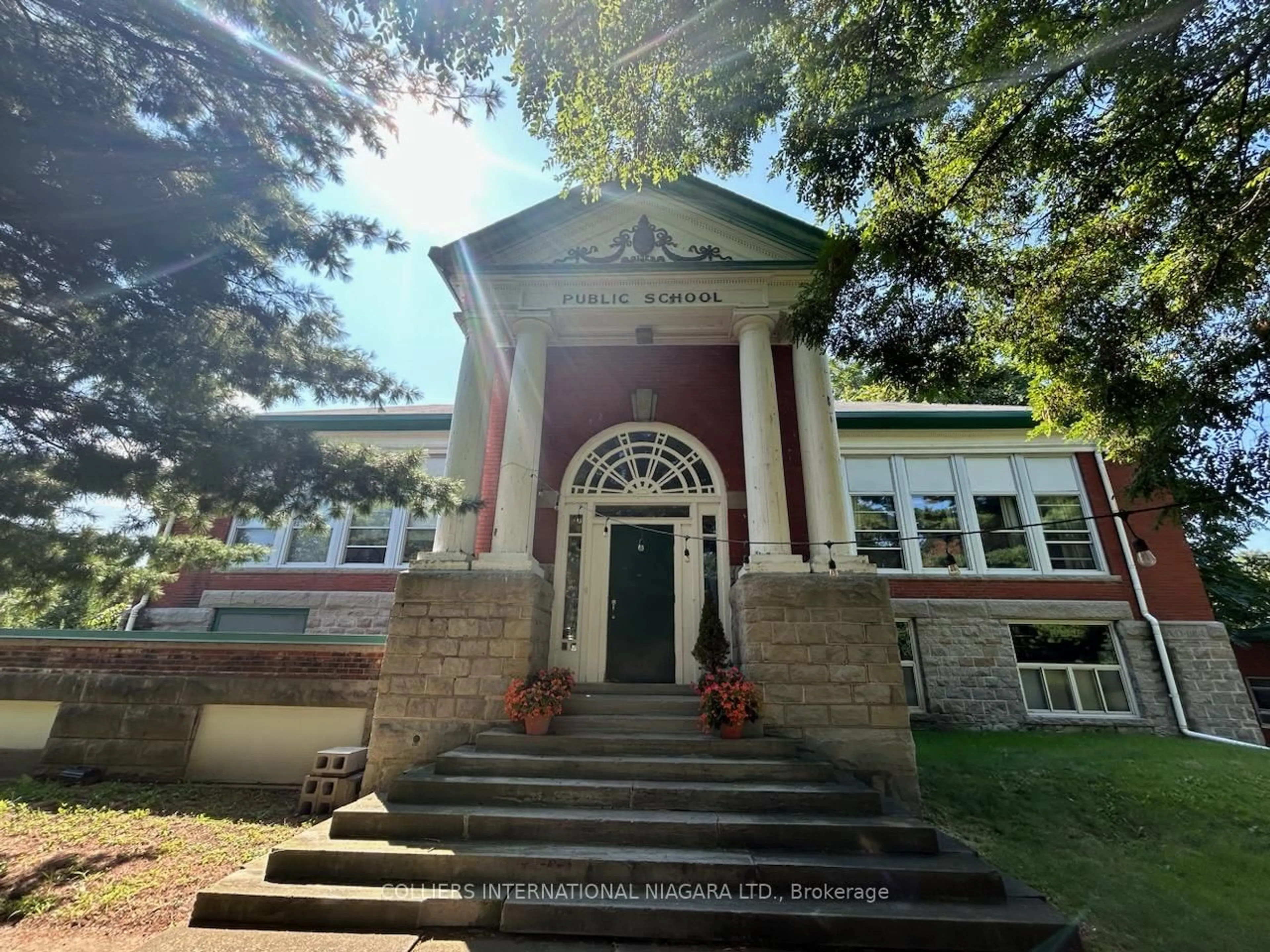 Indoor foyer for 5 WALNUT St, Niagara-on-the-Lake Ontario L0S 1J0