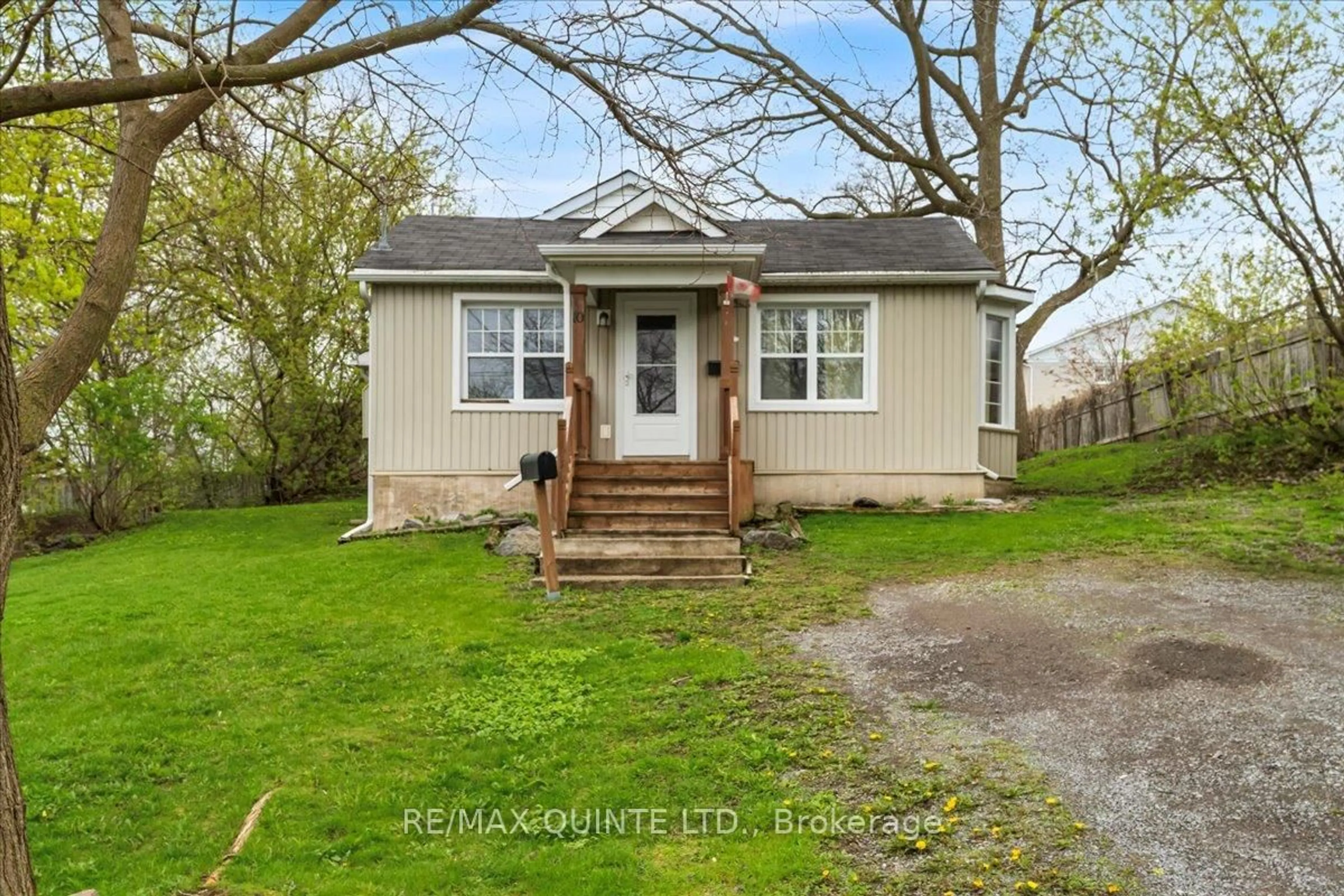 A pic from outside/outdoor area/front of a property/back of a property/a pic from drone, street for 10 Grier St, Belleville Ontario K8P 2Z7