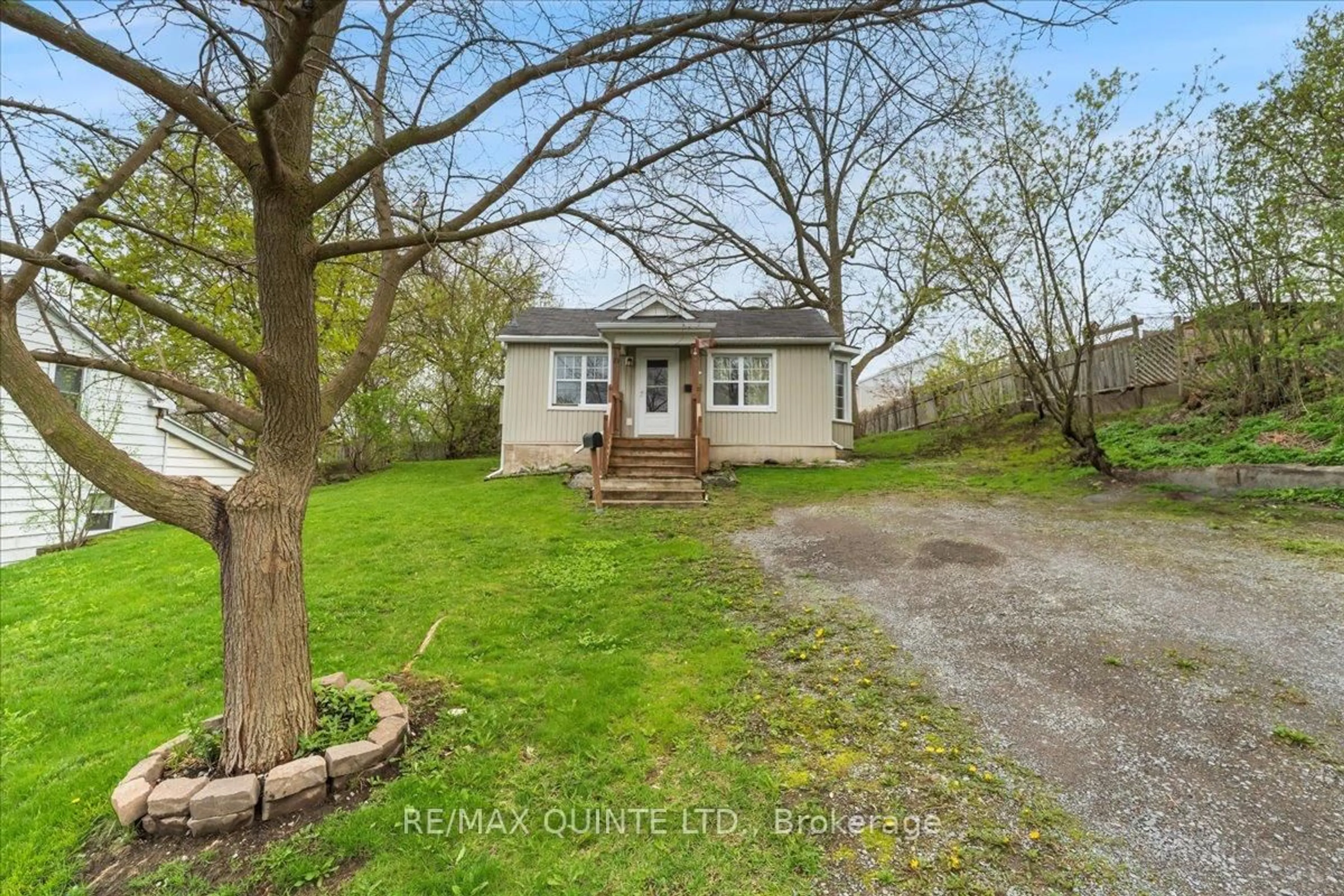 A pic from outside/outdoor area/front of a property/back of a property/a pic from drone, street for 10 Grier St, Belleville Ontario K8P 2Z7