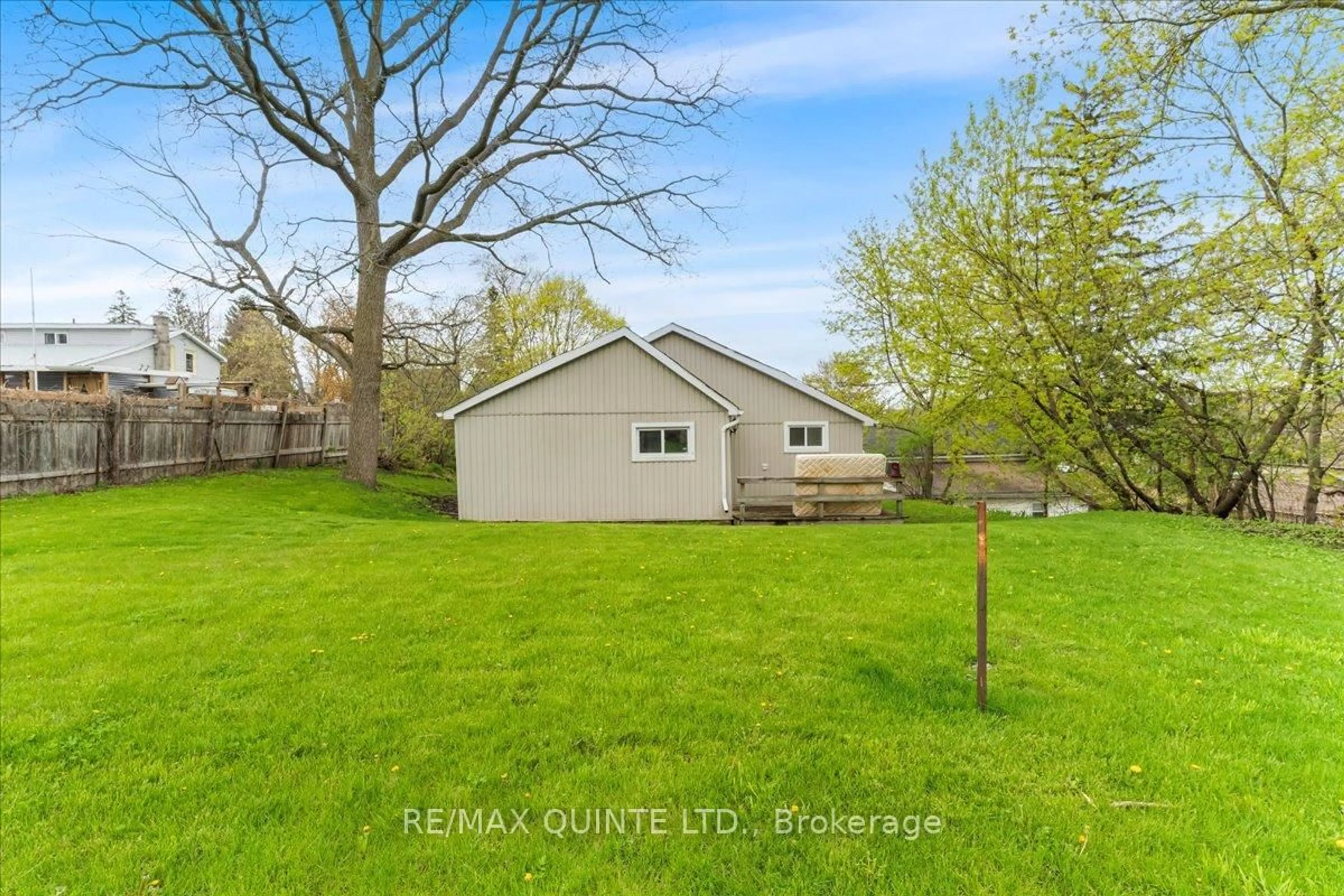 A pic from outside/outdoor area/front of a property/back of a property/a pic from drone, unknown for 10 Grier St, Belleville Ontario K8P 2Z7