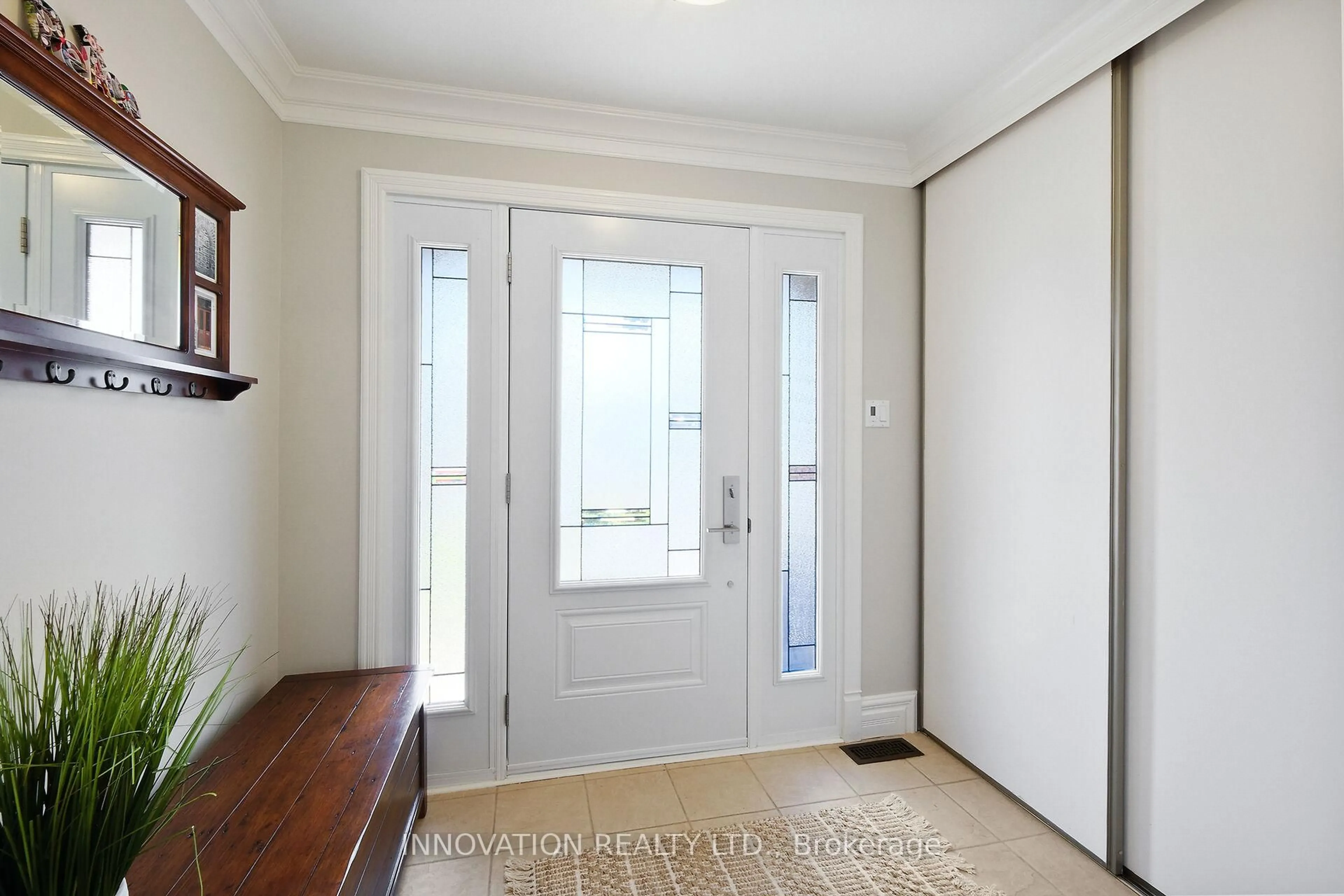 Indoor entryway for 1744 Cara Cres, Orleans Ontario K4A 1M3
