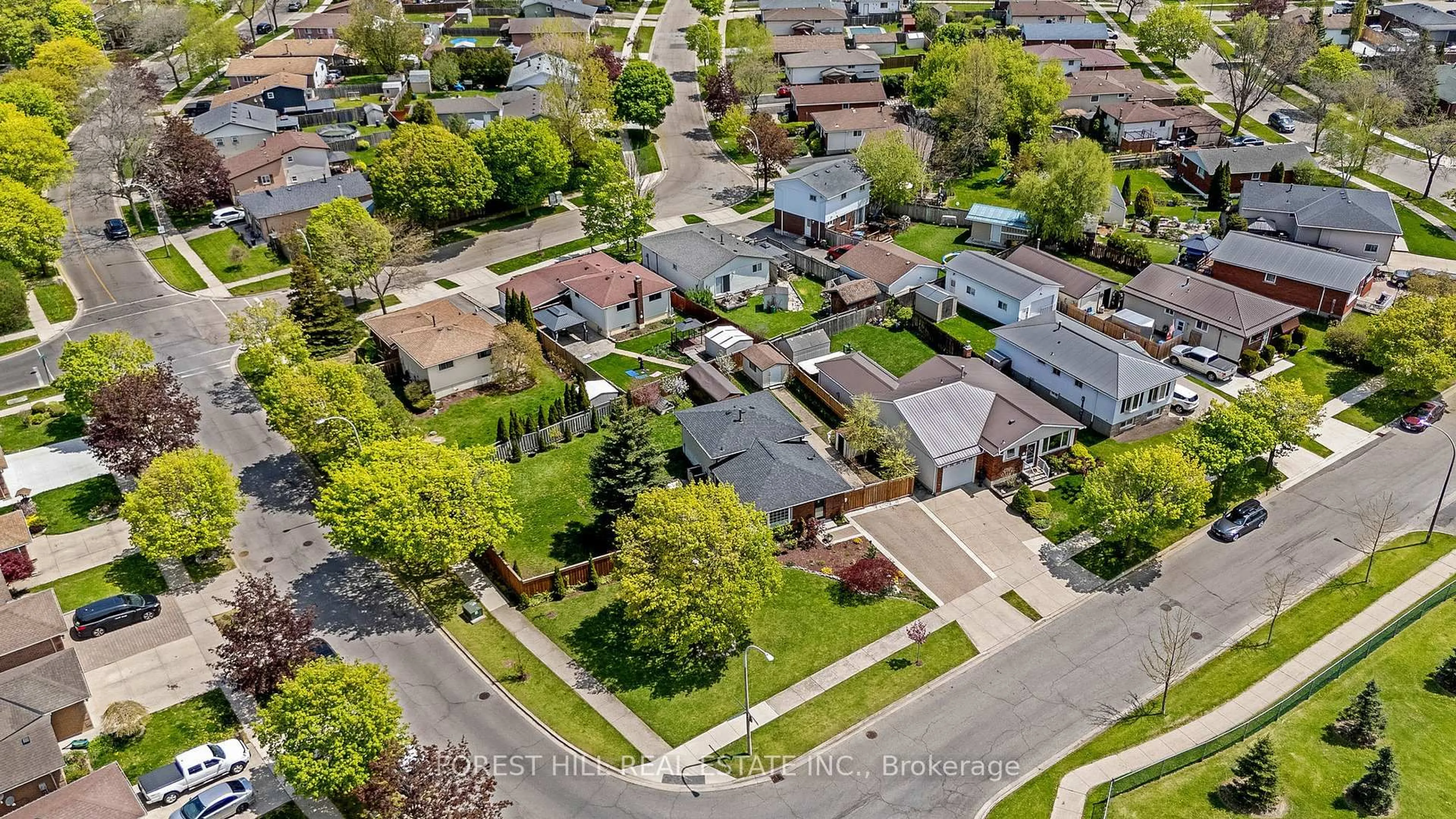 A pic from outside/outdoor area/front of a property/back of a property/a pic from drone, street for 99 Gordon Drummond Ave, Hamilton Ontario L8J 1E9