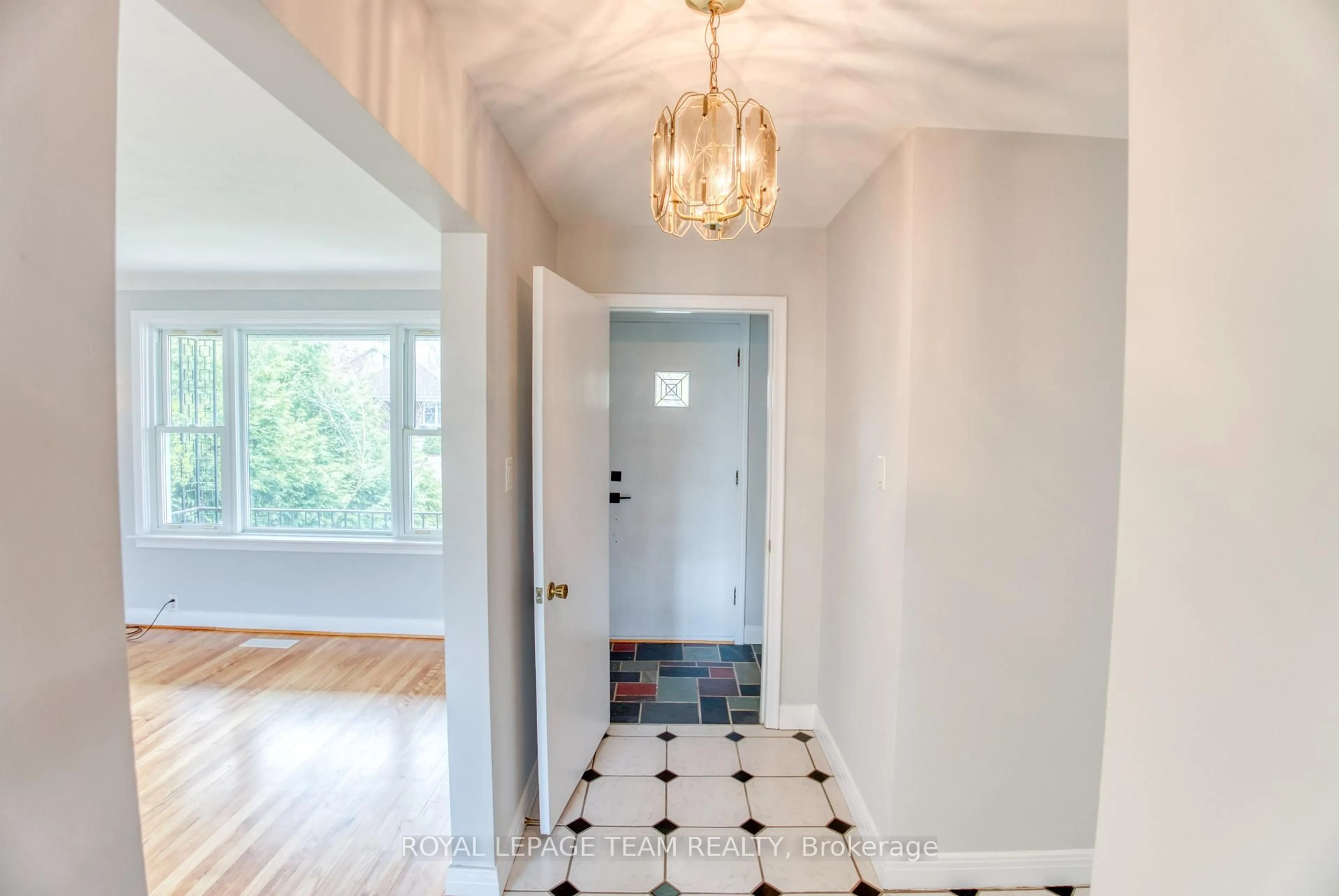 Indoor entryway for 53 Drouin Ave, Ottawa Ontario K1K 2A6