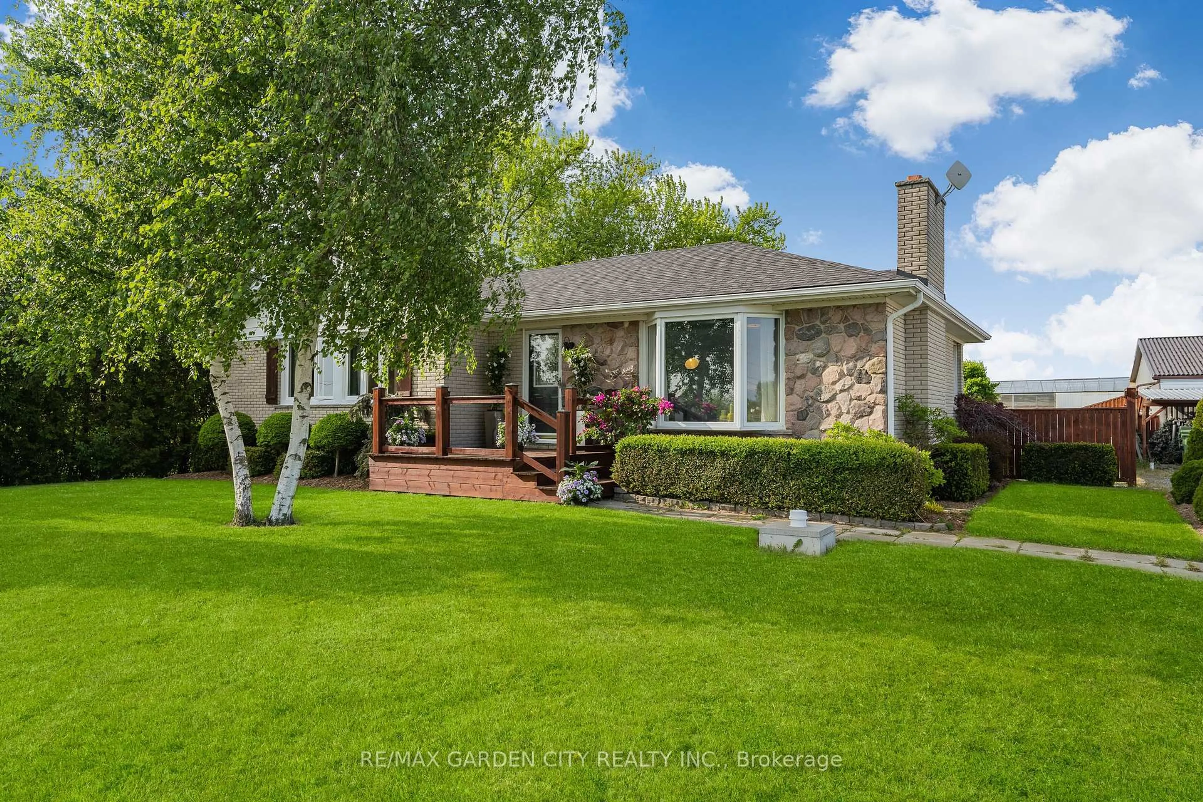 Home with vinyl exterior material, street for 174 Mud St, Grimsby Ontario L0R 1M0