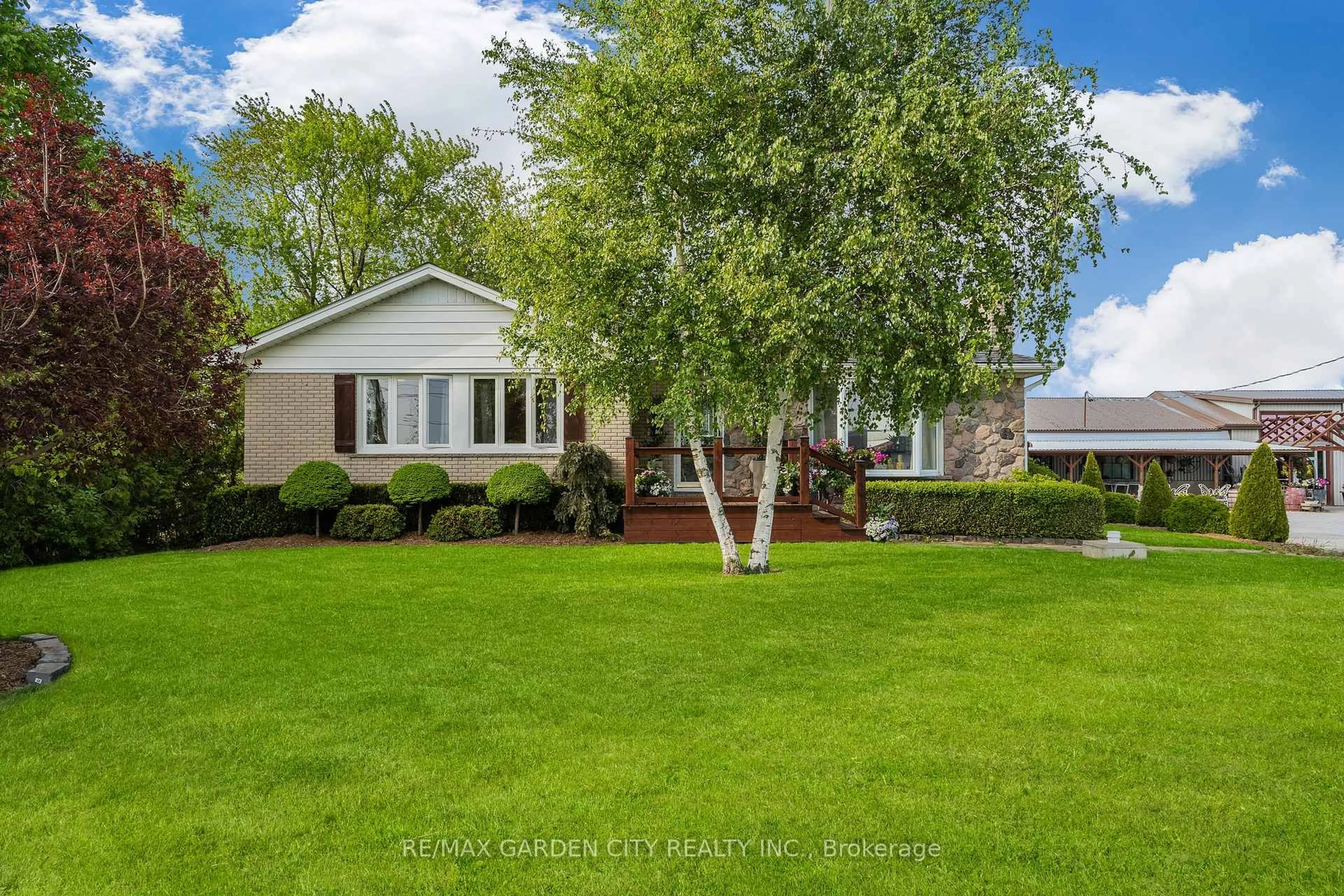 Home with vinyl exterior material, street for 174 Mud St, Grimsby Ontario L0R 1M0