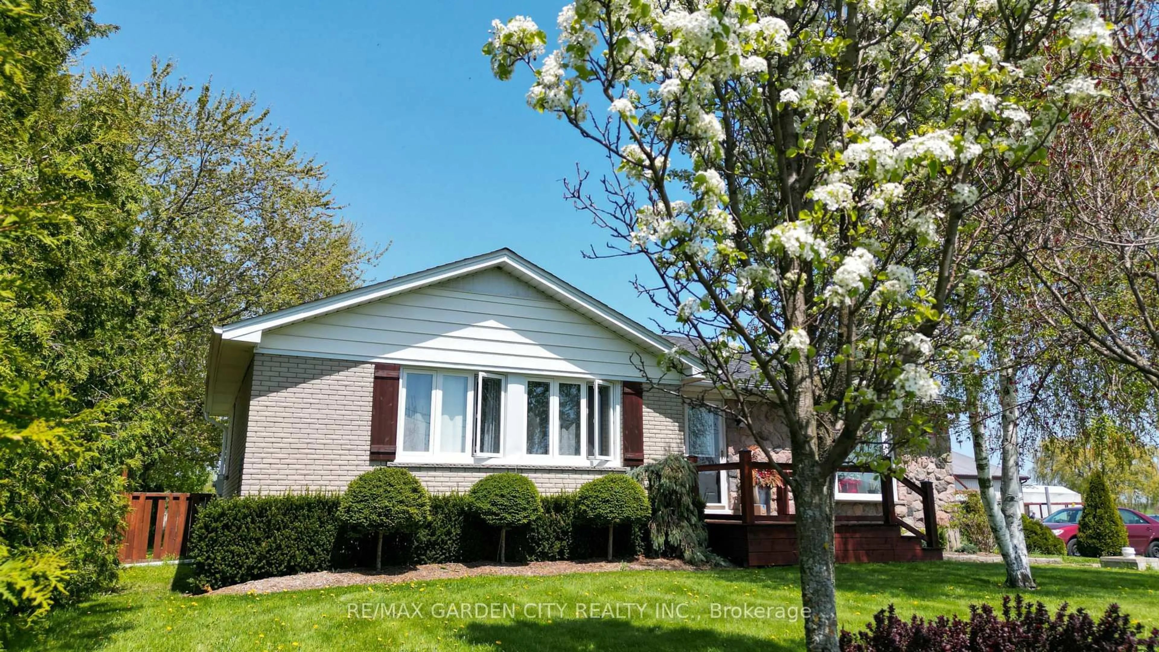 Home with vinyl exterior material, street for 174 Mud St, Grimsby Ontario L0R 1M0