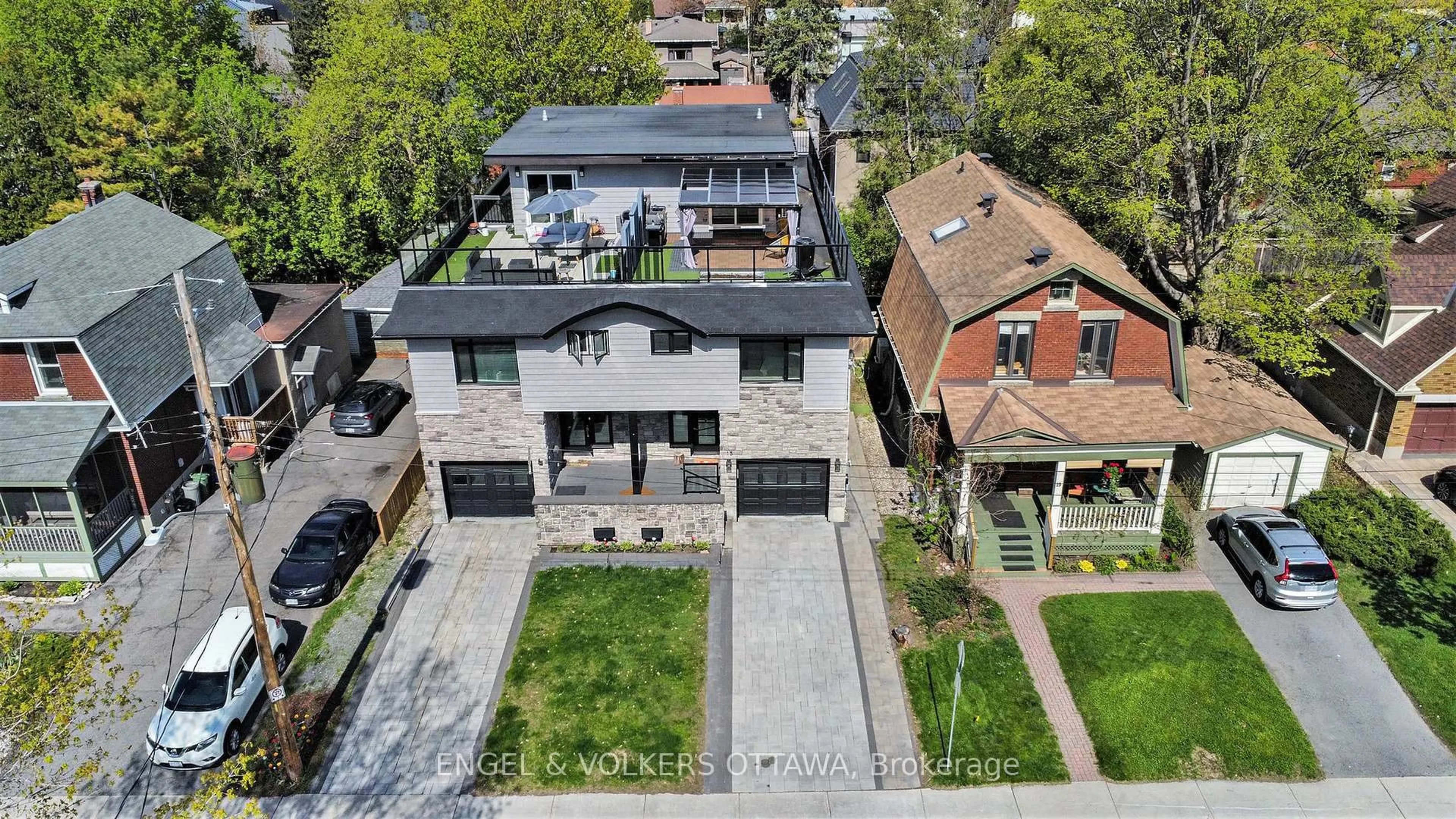 A pic from outside/outdoor area/front of a property/back of a property/a pic from drone, street for 15 Granville Ave, Ottawa Ontario K1Y 0M5