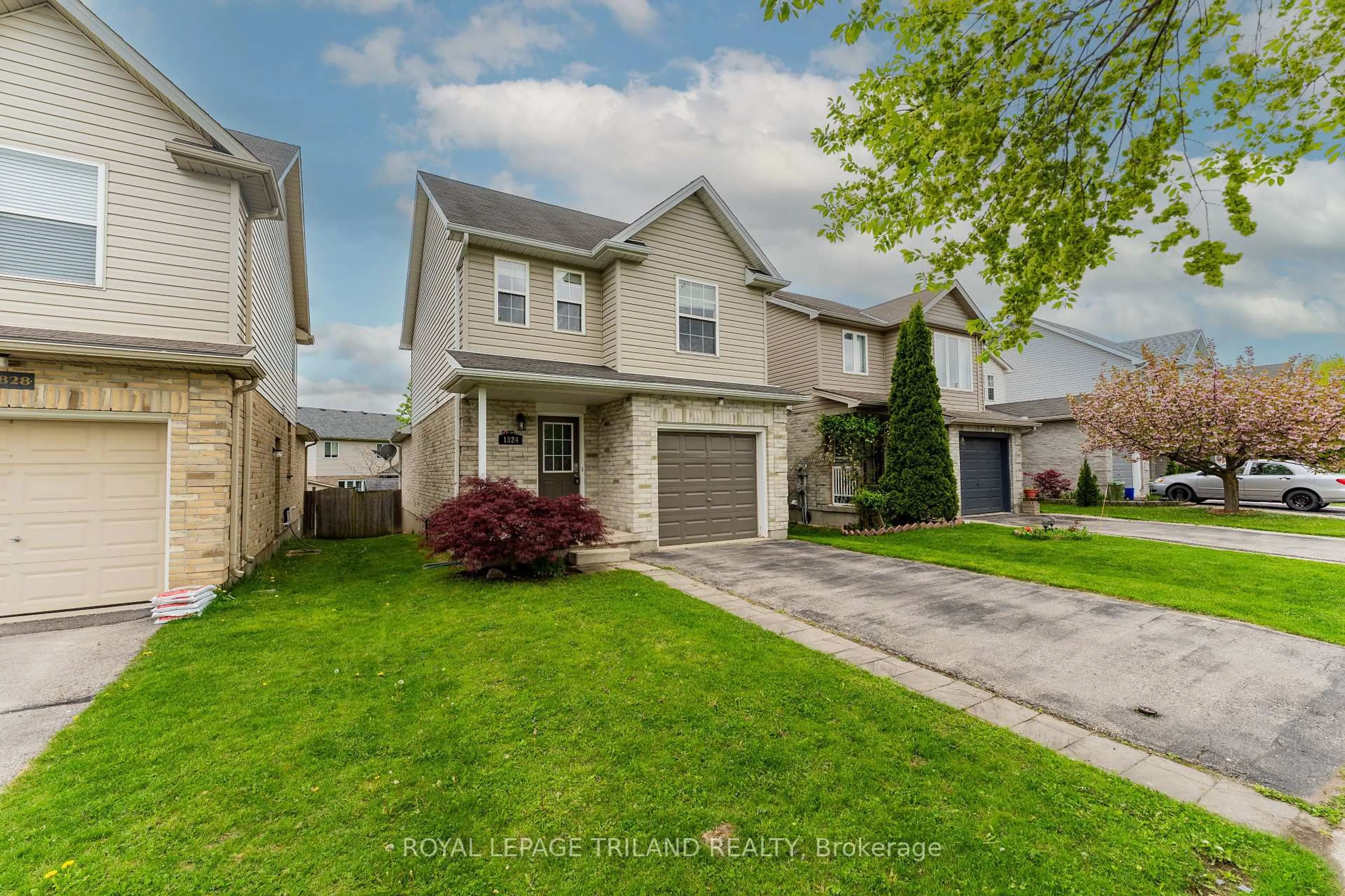 Home with vinyl exterior material, street for 1824 Bloom Cres, London North Ontario N5X 4N3