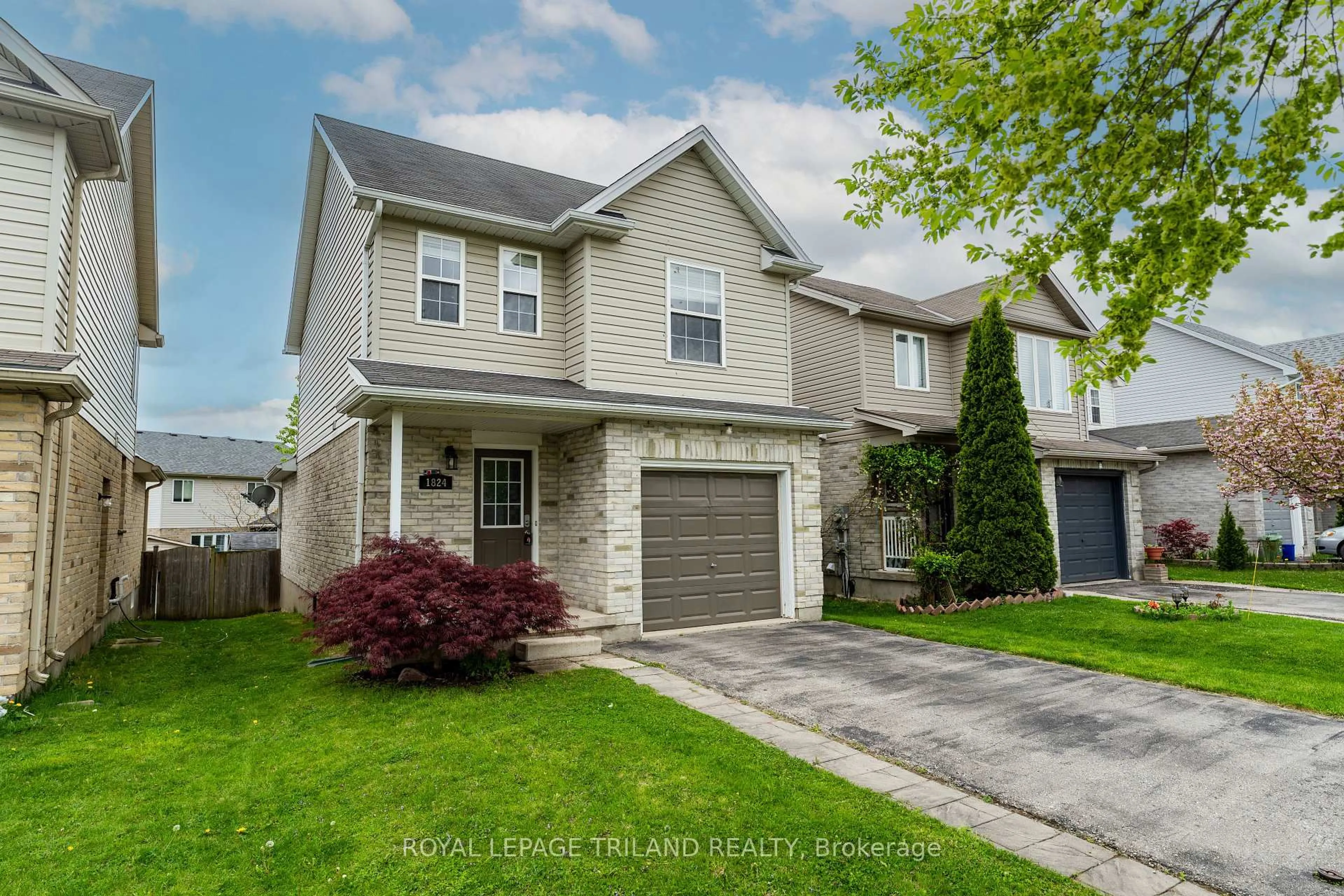 Home with vinyl exterior material, street for 1824 Bloom Cres, London North Ontario N5X 4N3
