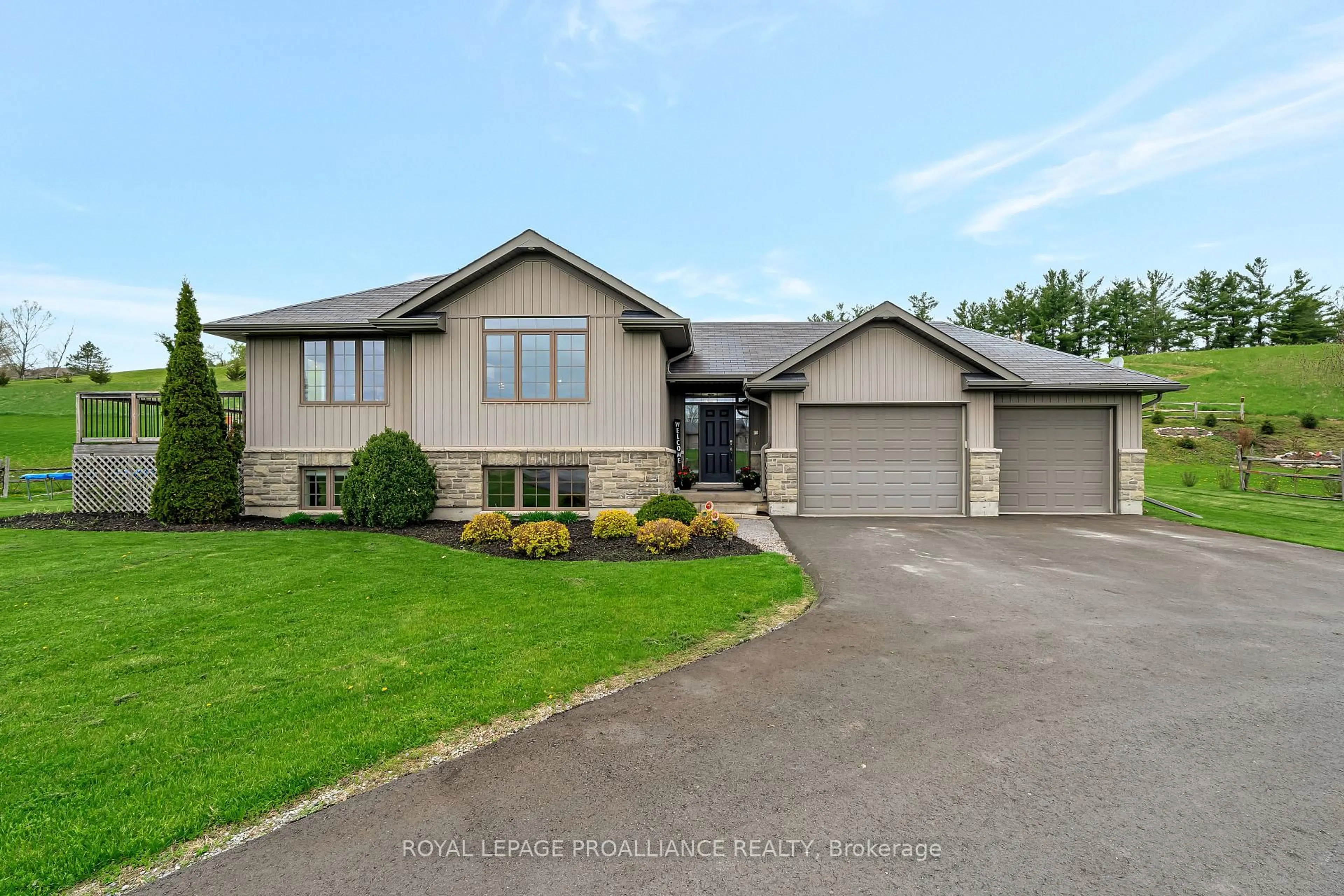 Home with vinyl exterior material, street for 118 Gentlebreeze Dr, Belleville Ontario K0K 2V0