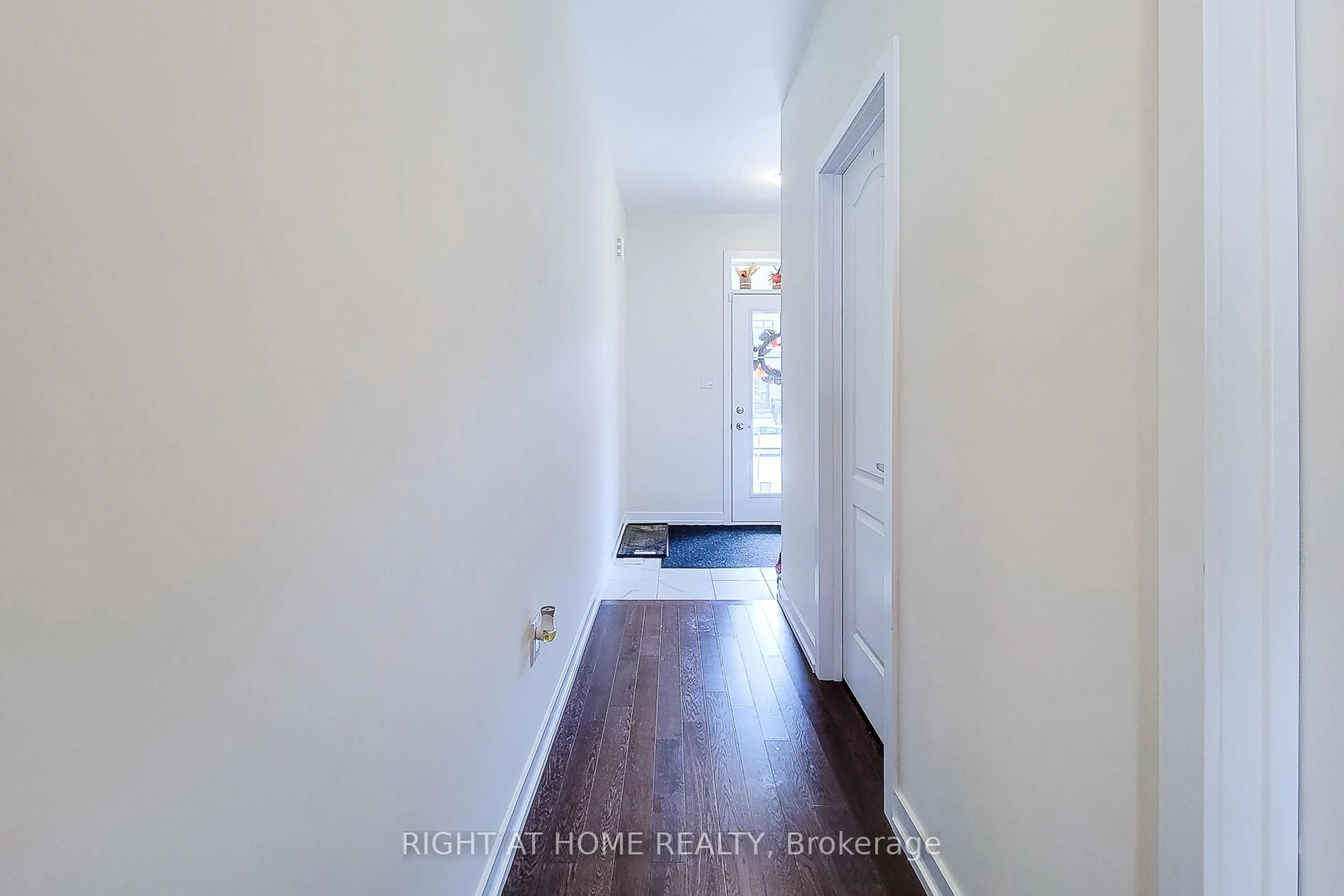 Indoor entryway for 8 Owl Lane, Haldimand Ontario N3W 0G4