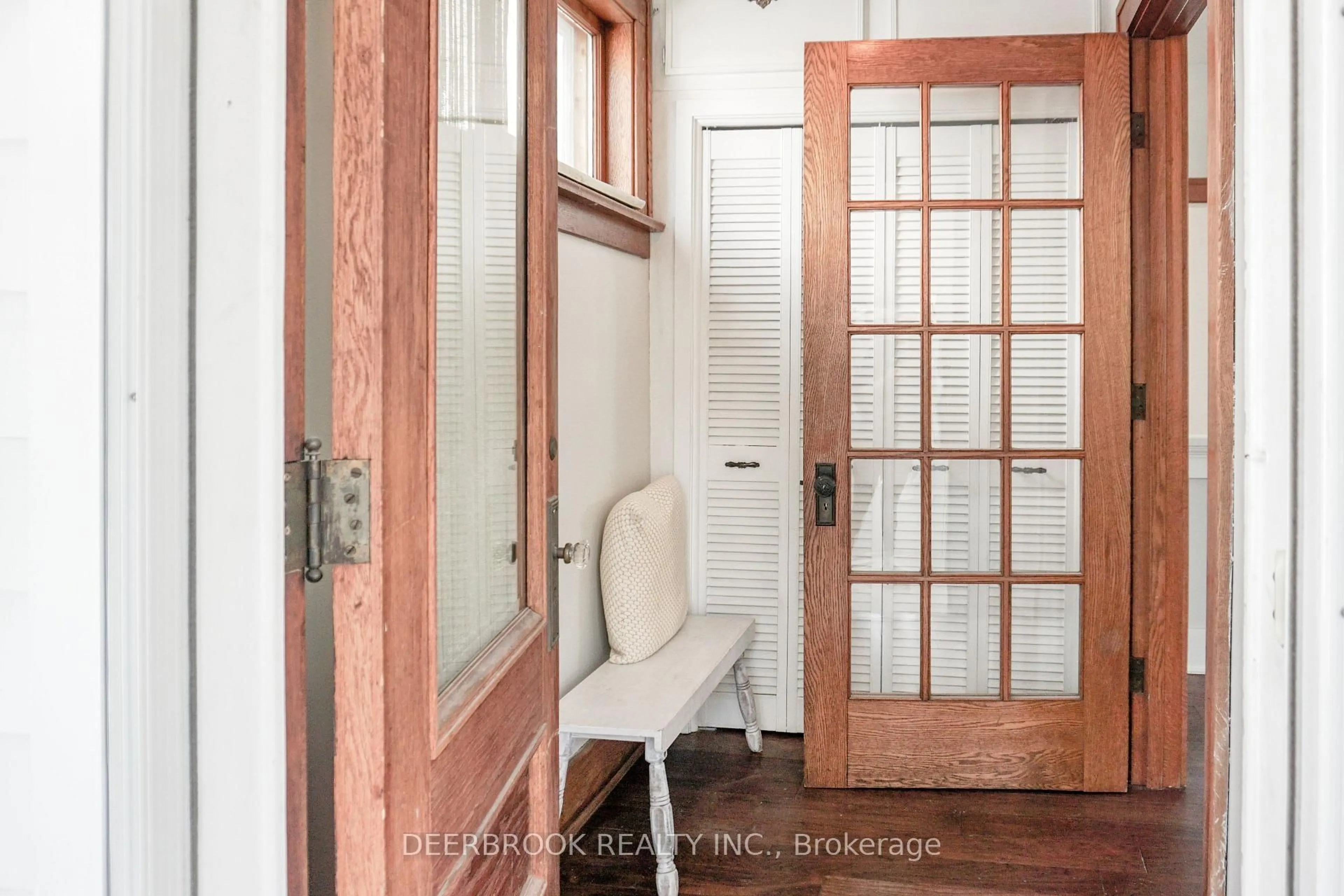 Indoor entryway for 934 Church St, Windsor Ontario N9A 4T9