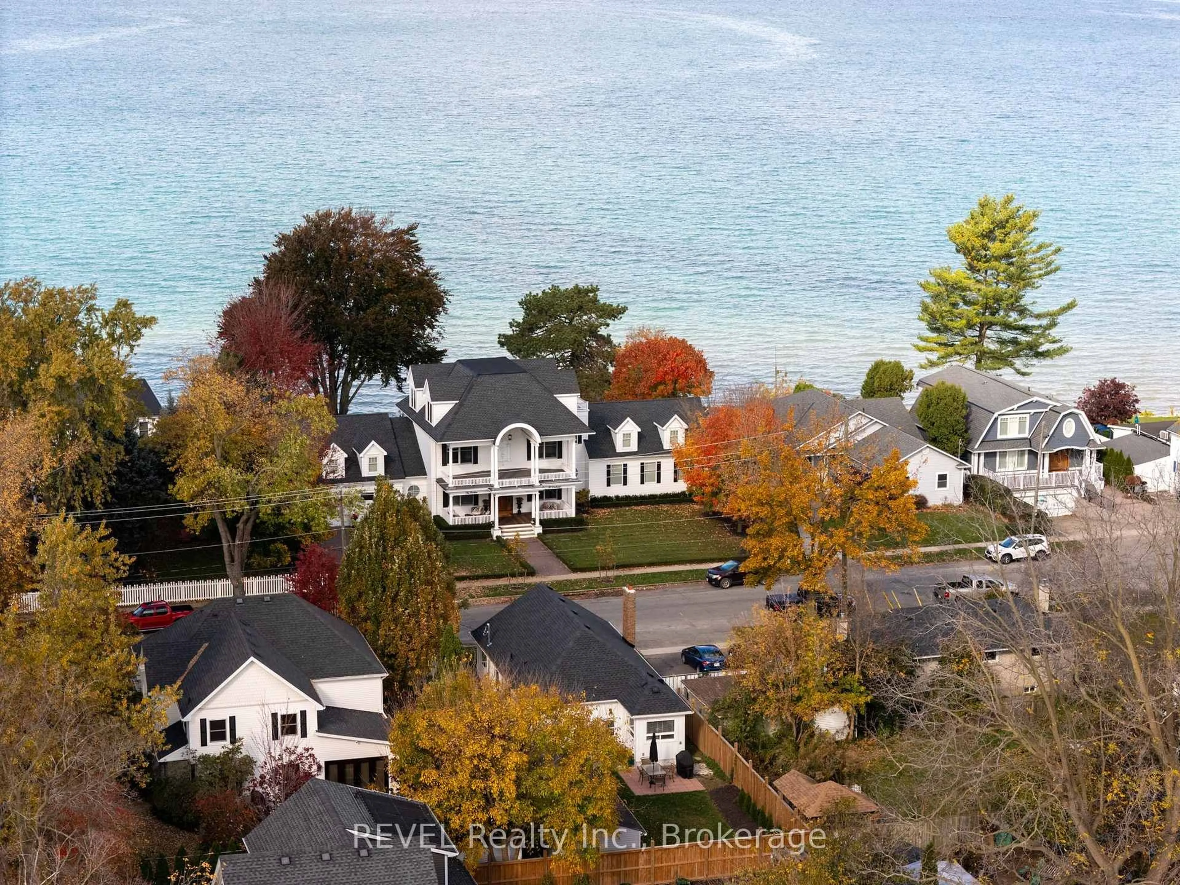 A pic from outside/outdoor area/front of a property/back of a property/a pic from drone, water/lake/river/ocean view for 30 Dalhousie Ave, St. Catharines Ontario L2N 4W4