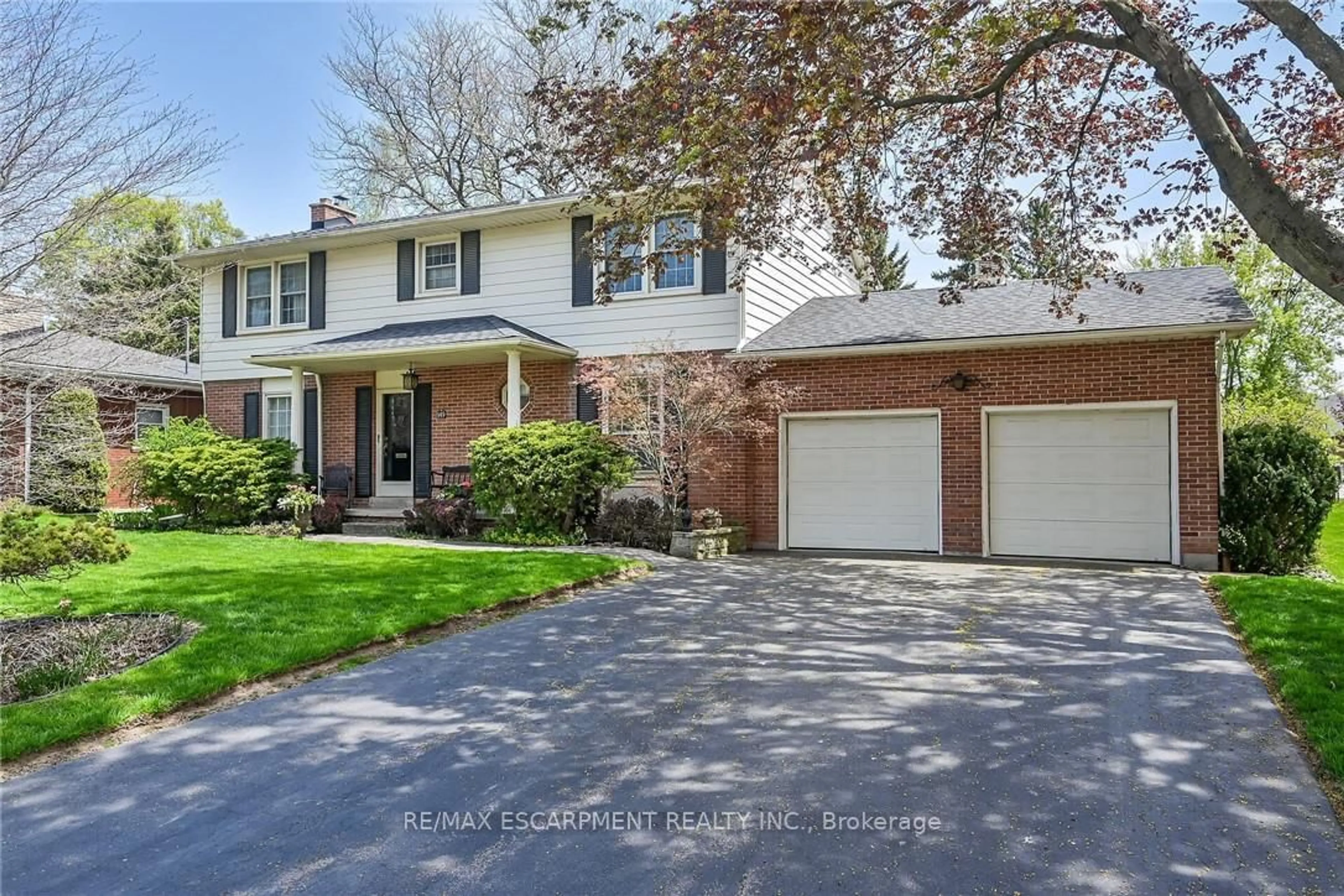 Home with vinyl exterior material, street for 149 Lowden Ave, Hamilton Ontario L9G 3A4