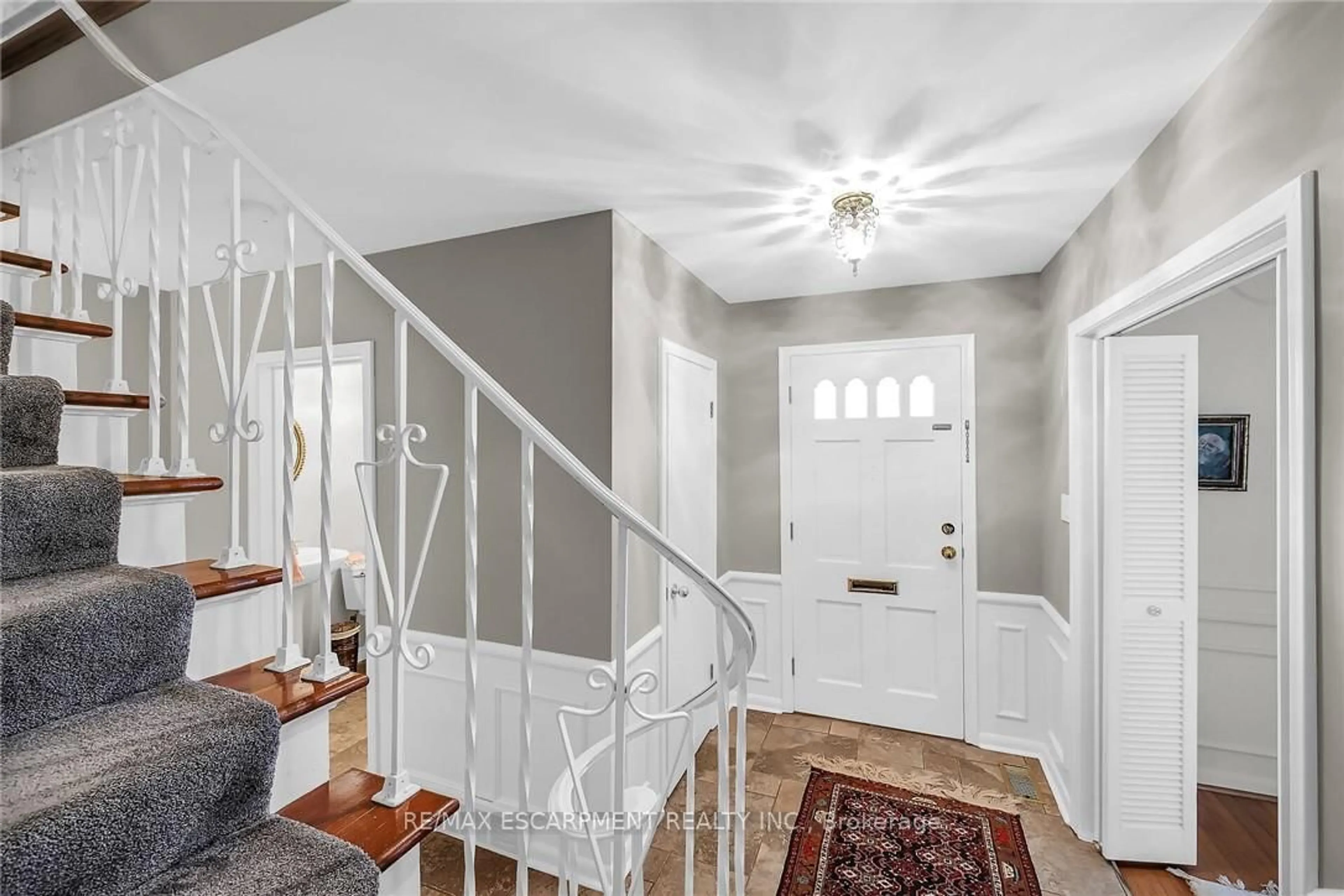 Indoor entryway for 149 Lowden Ave, Hamilton Ontario L9G 3A4
