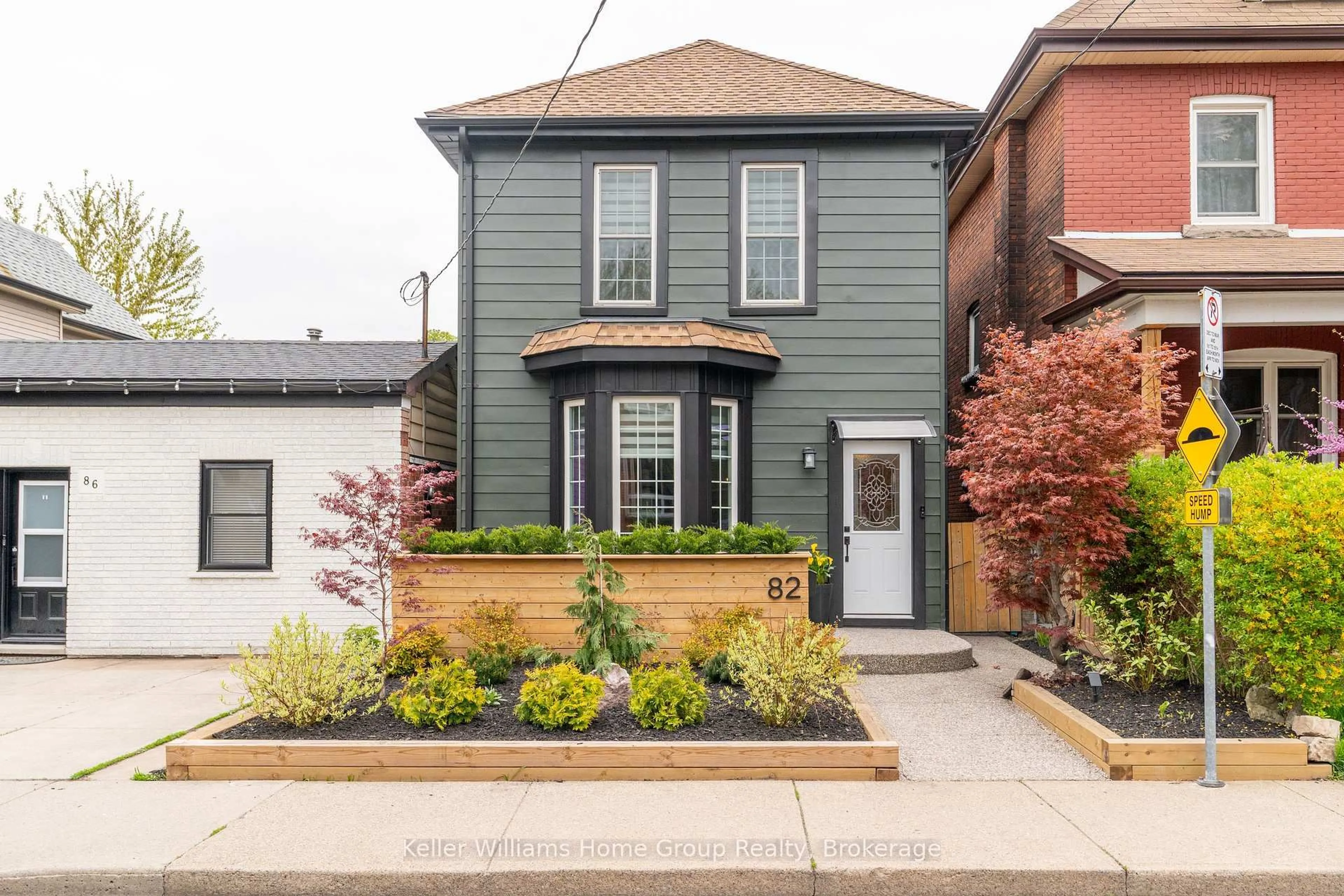 Home with brick exterior material, street for 82 Oak Ave, Hamilton Ontario L8L 5M8
