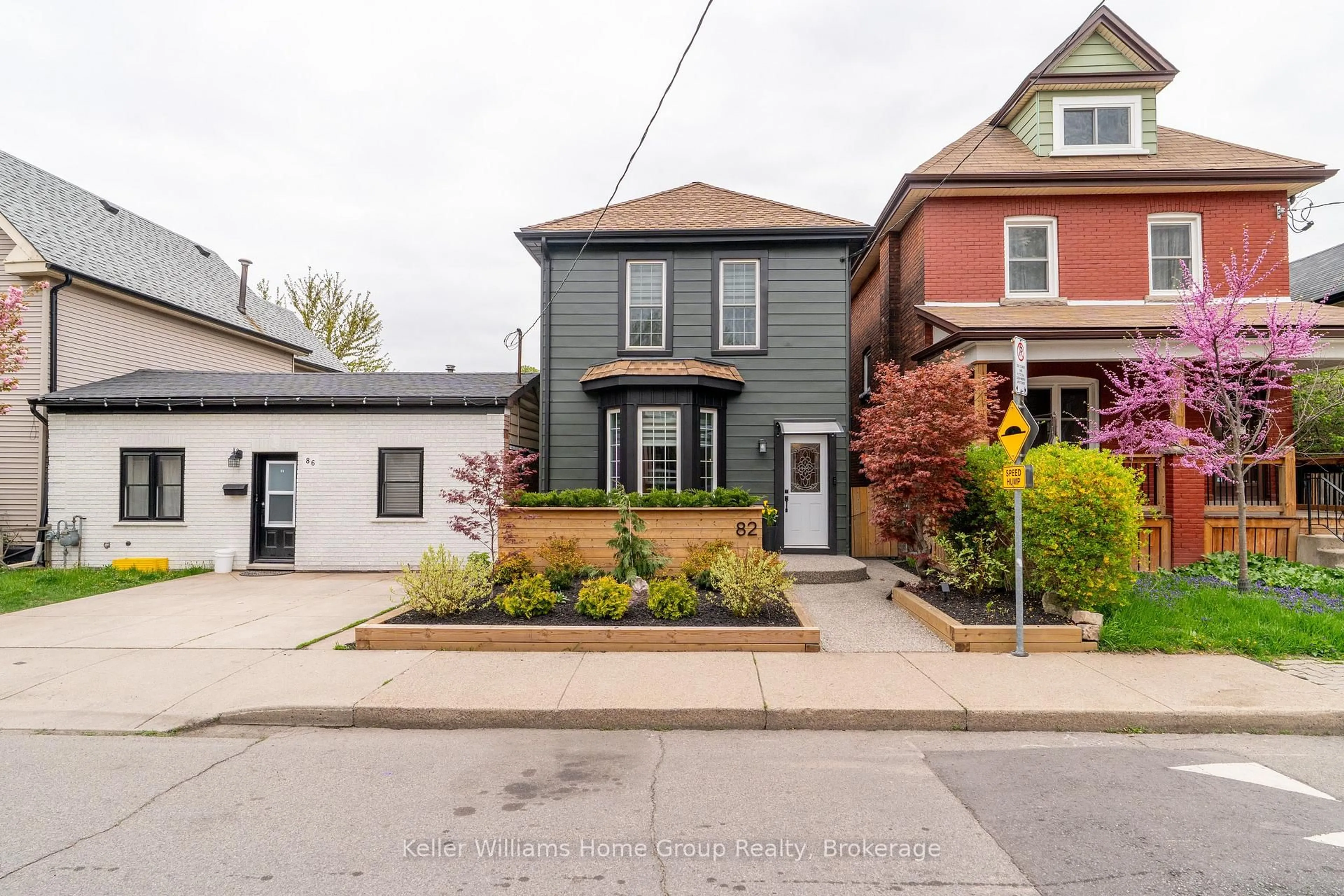 Home with brick exterior material, street for 82 Oak Ave, Hamilton Ontario L8L 5M8