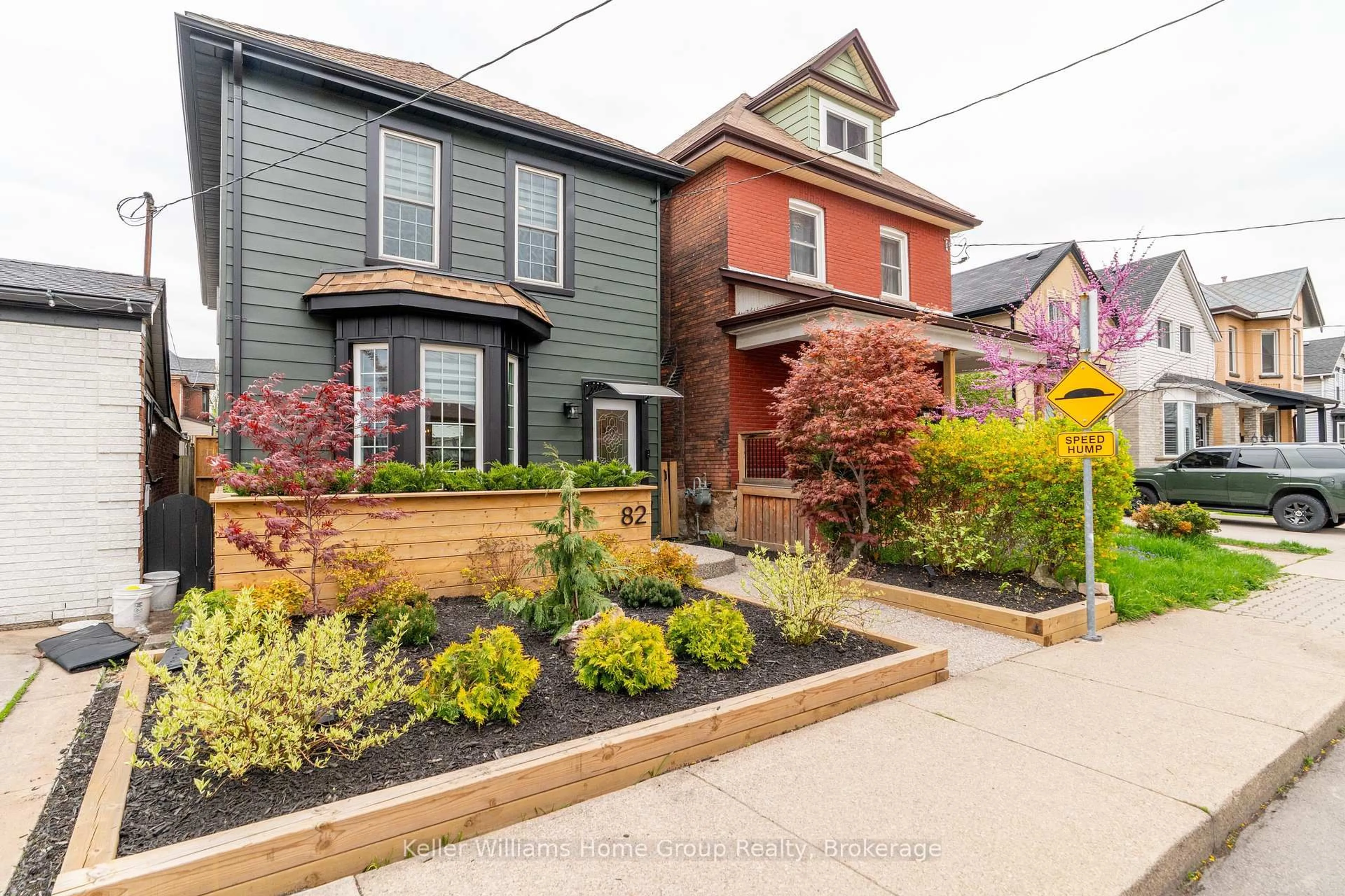 Home with brick exterior material, street for 82 Oak Ave, Hamilton Ontario L8L 5M8