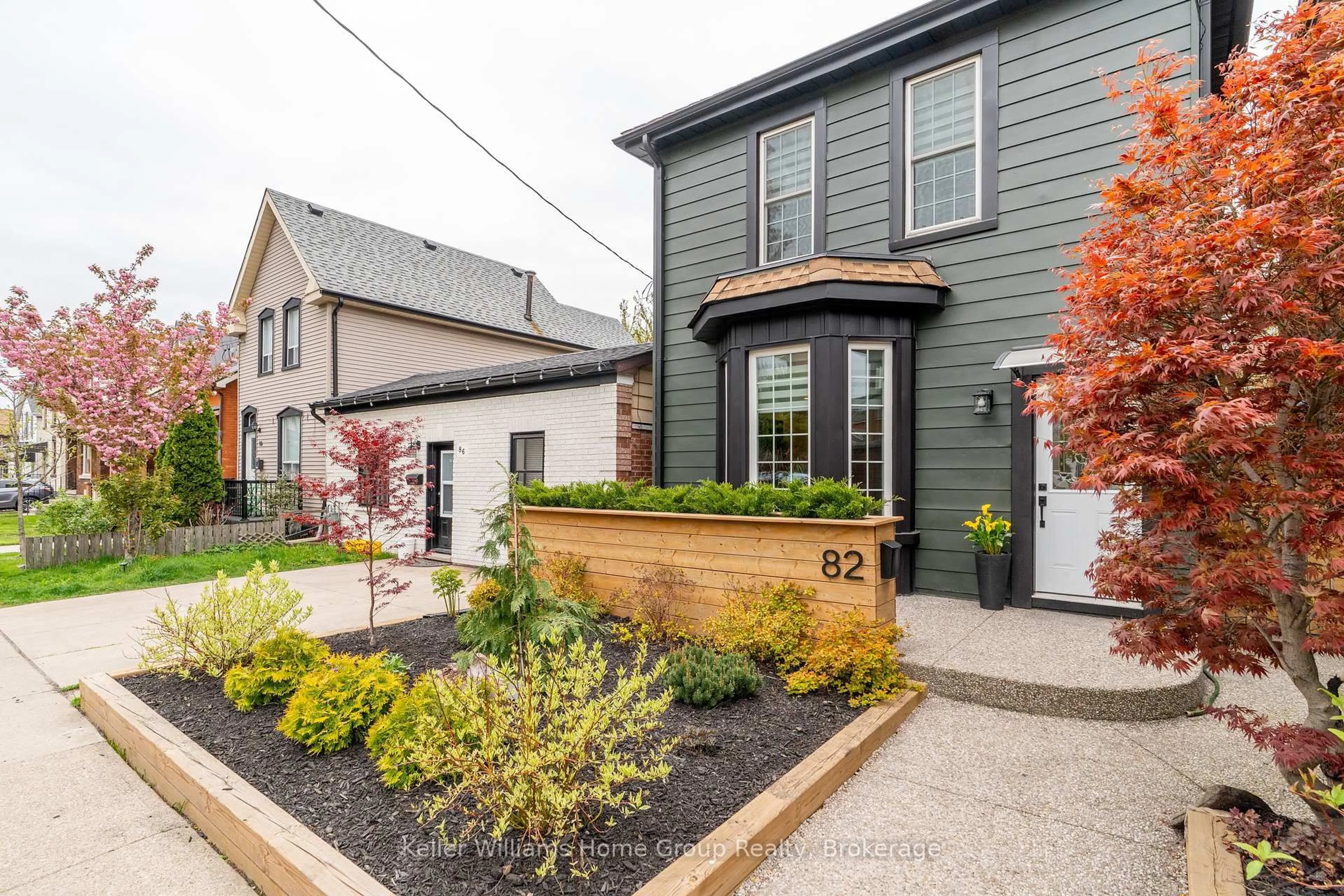 Patio, street for 82 Oak Ave, Hamilton Ontario L8L 5M8