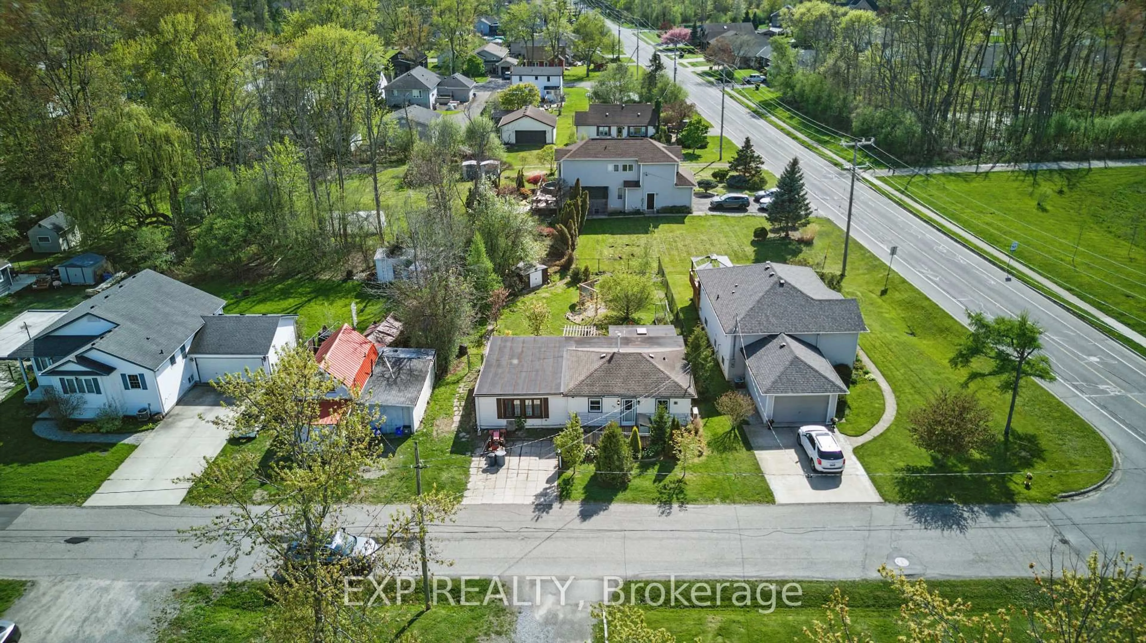 A pic from outside/outdoor area/front of a property/back of a property/a pic from drone, street for 99 Joseph St, Fort Erie Ontario L2A 5J6