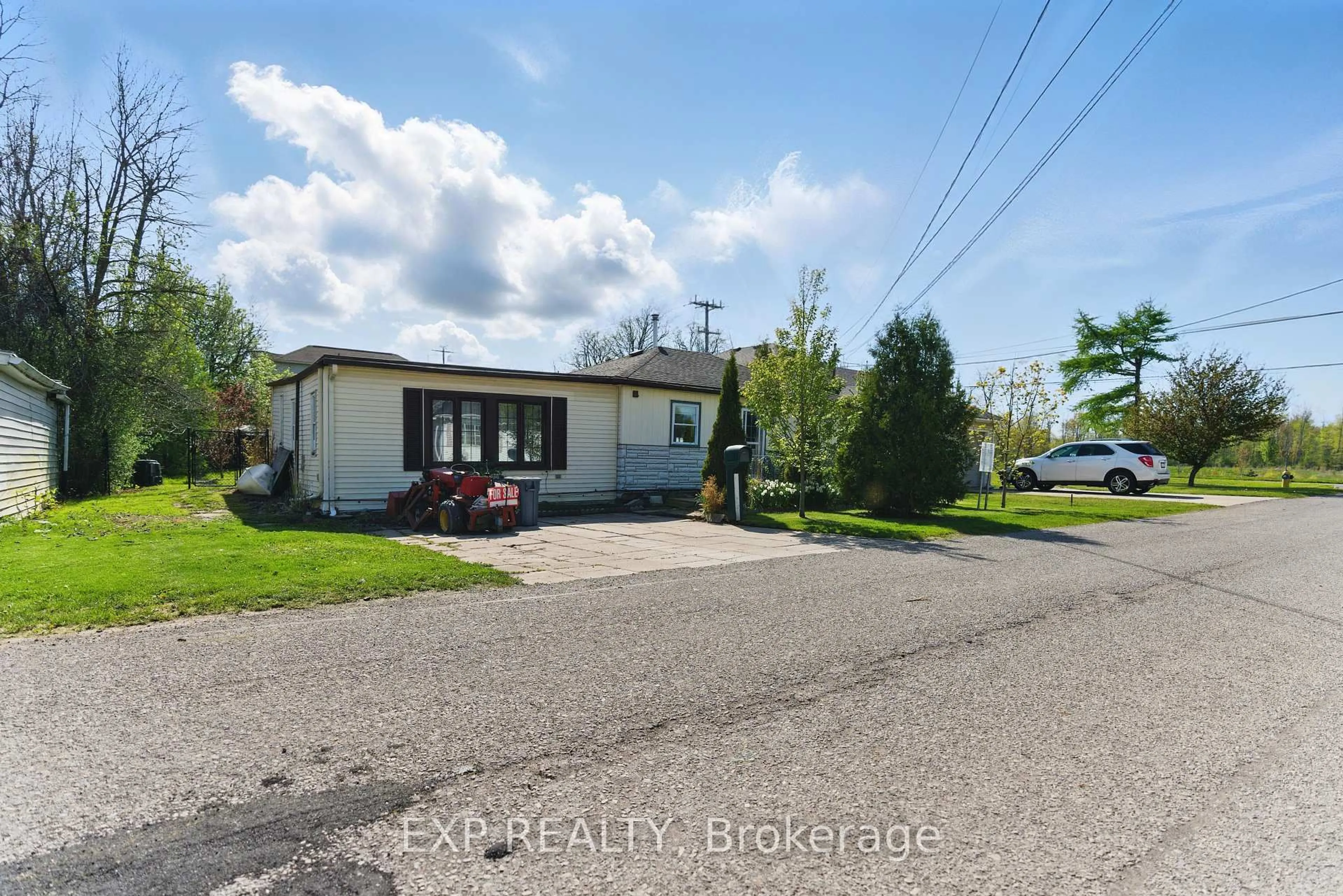 A pic from outside/outdoor area/front of a property/back of a property/a pic from drone, street for 99 Joseph St, Fort Erie Ontario L2A 5J6